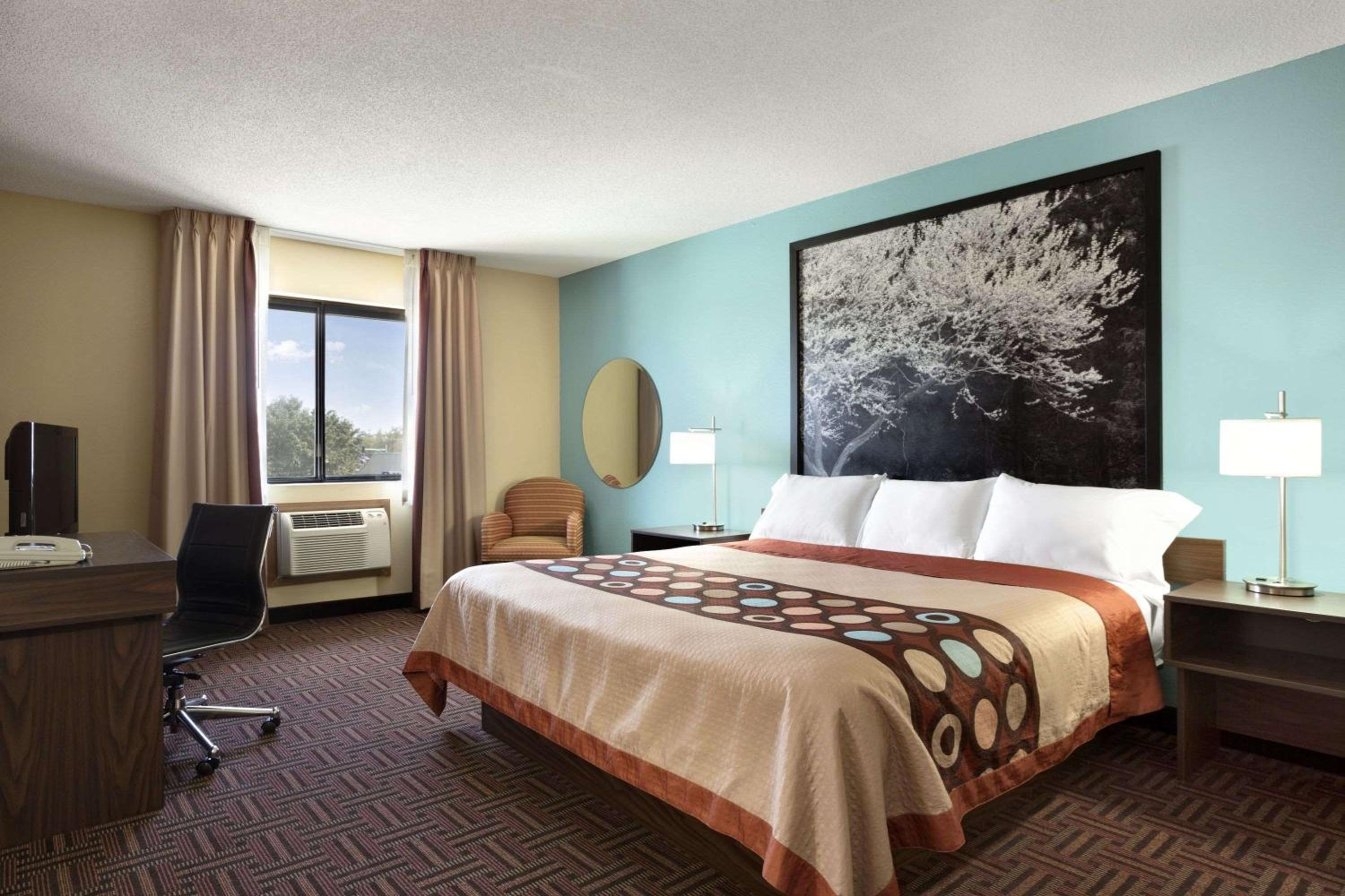 King Room - Non-Smoking - Photo 6