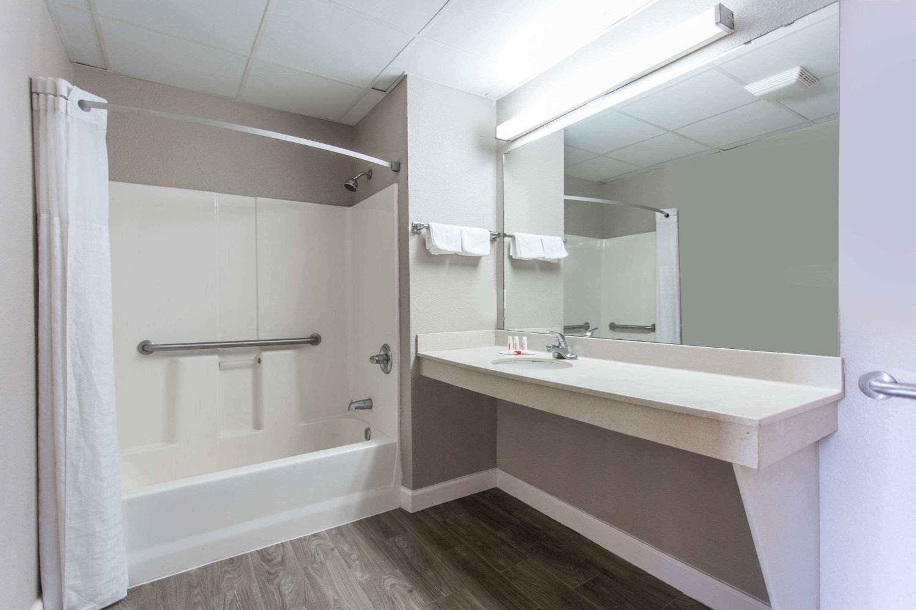 King Room - Mobility Access/Non-Smoking - Photo 3