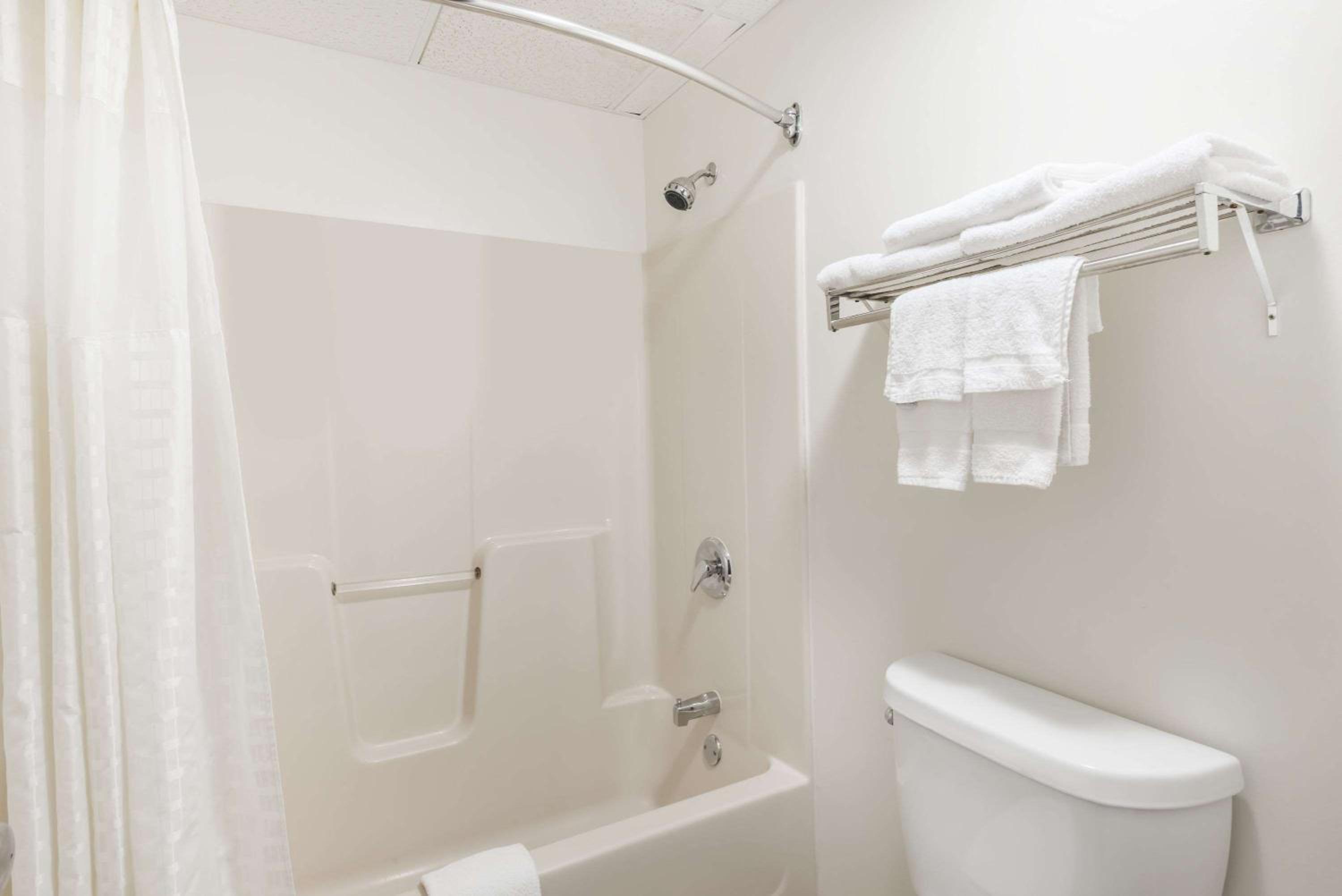 King Room - Non-Smoking - Photo 3