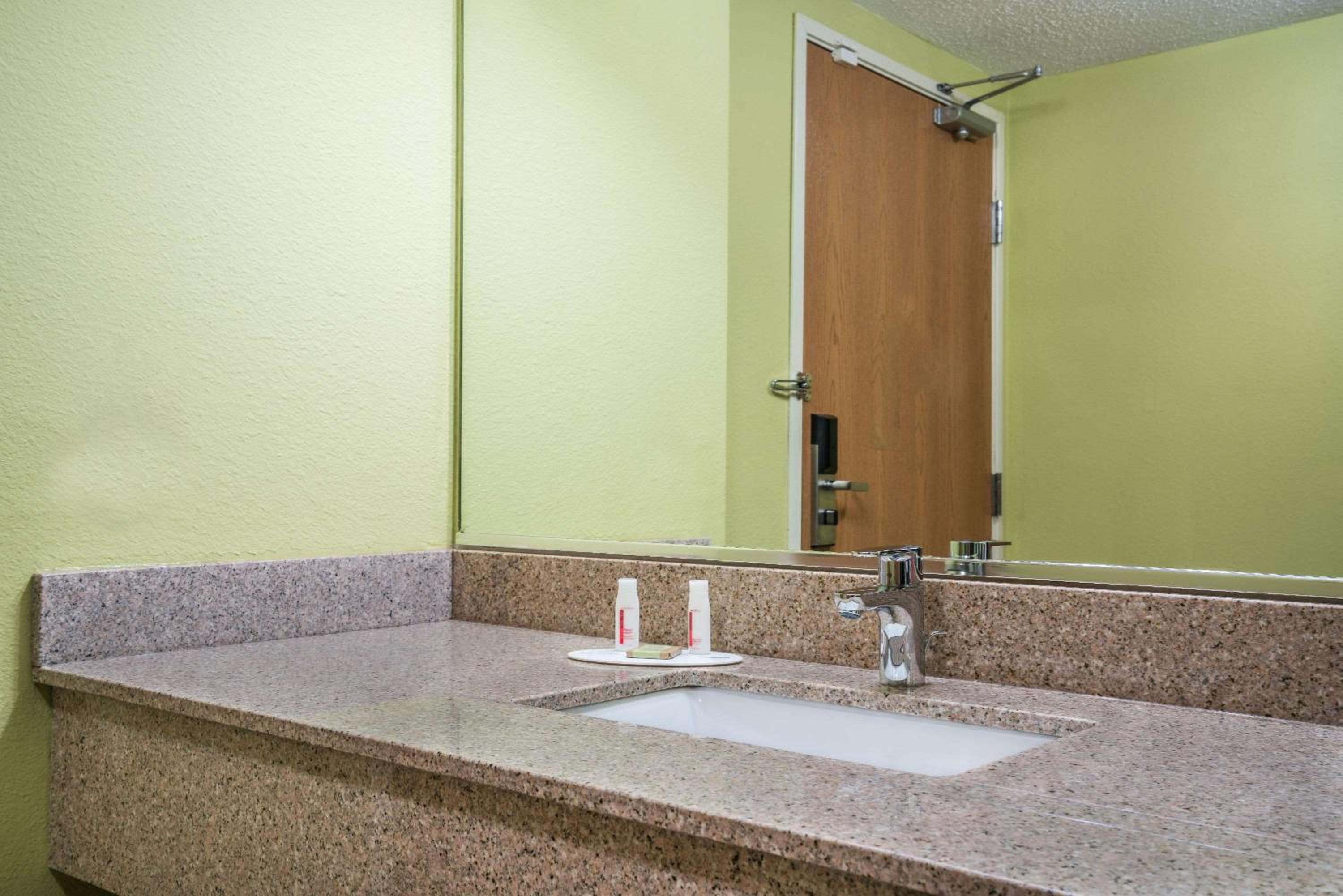 King Room - Non-Smoking - Photo 2