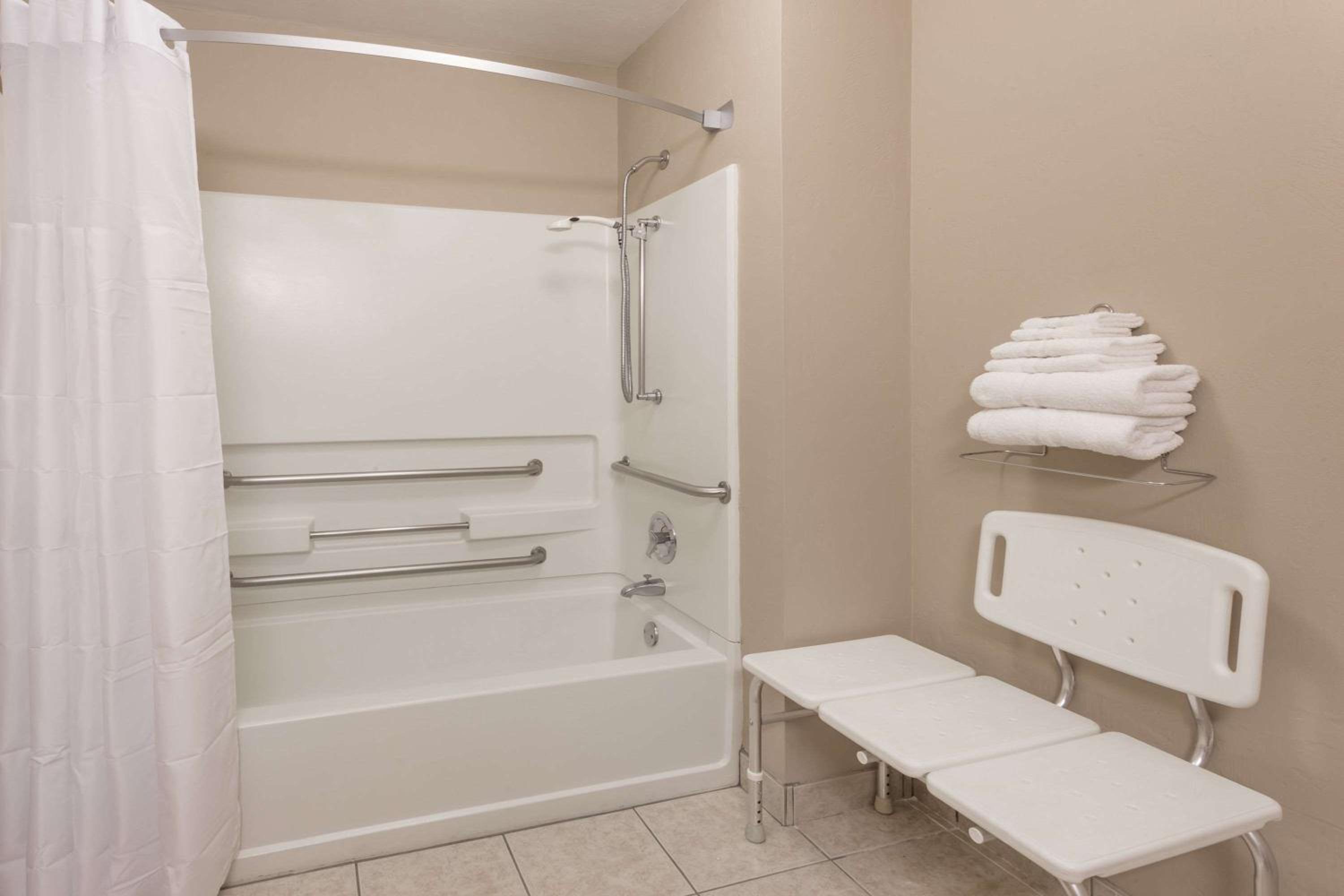King Room with River View - Mobility Accessible/Non-Smoking - Photo 4