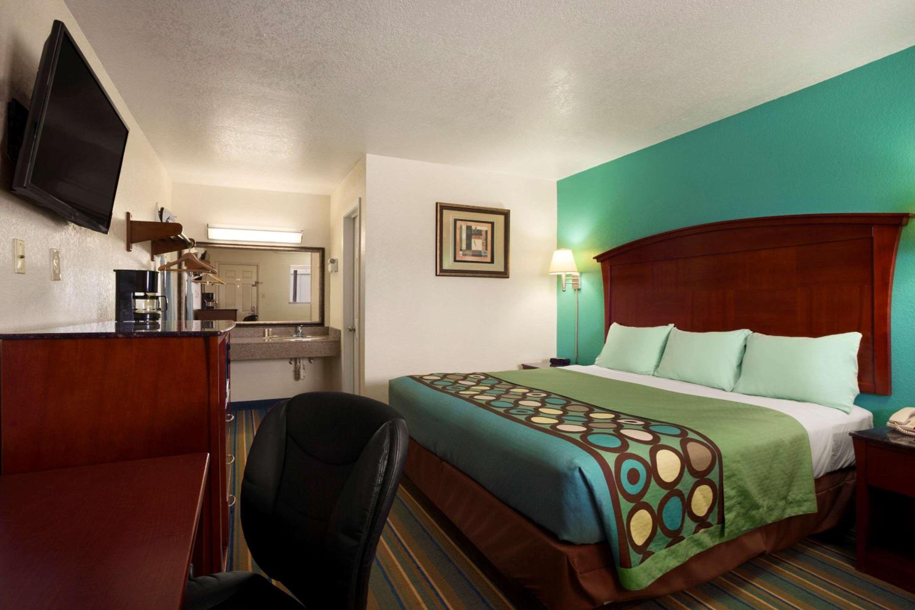 King Room - Non-Smoking - Photo 1
