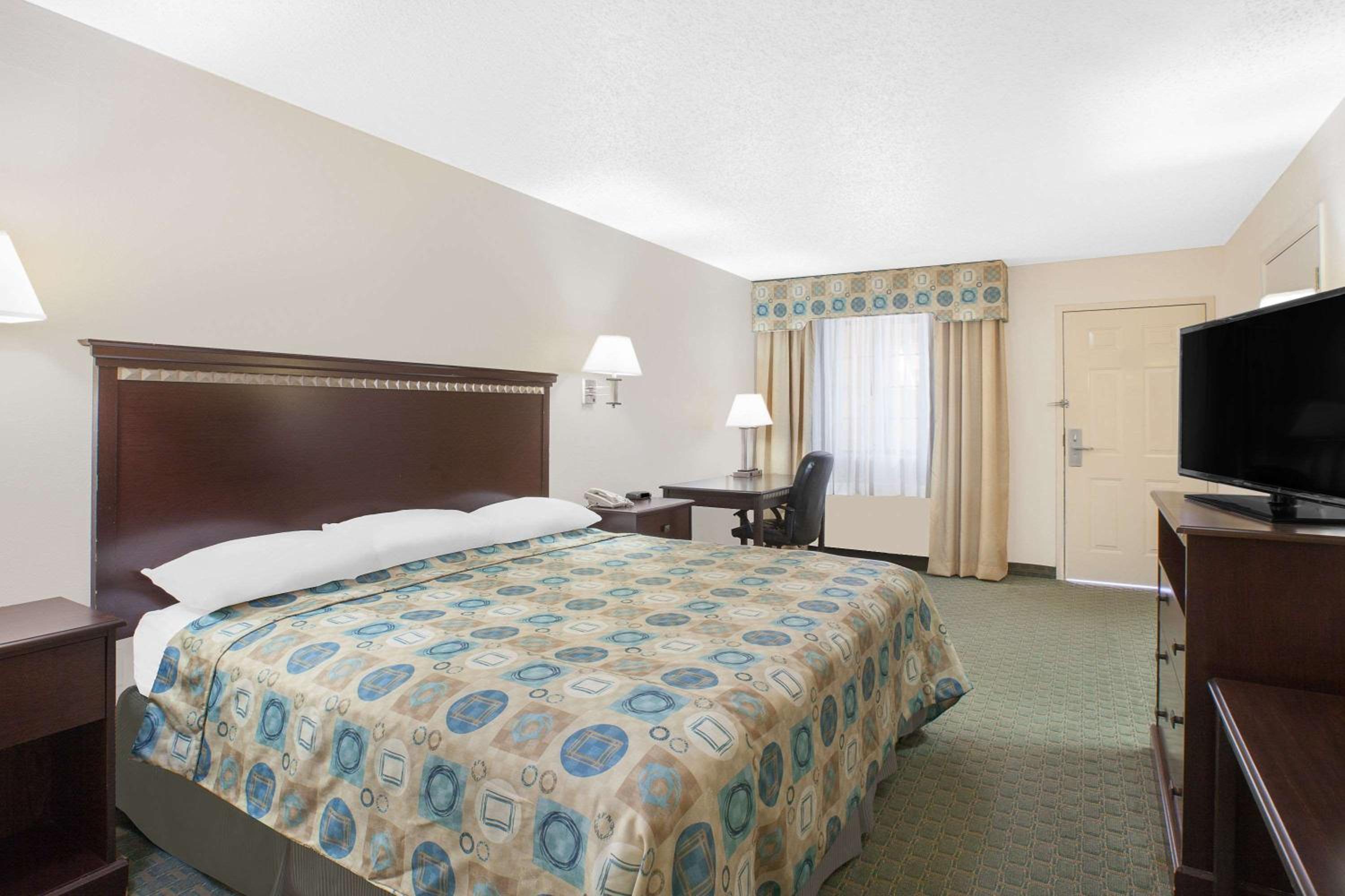 King Room - Non-Smoking - Photo 2