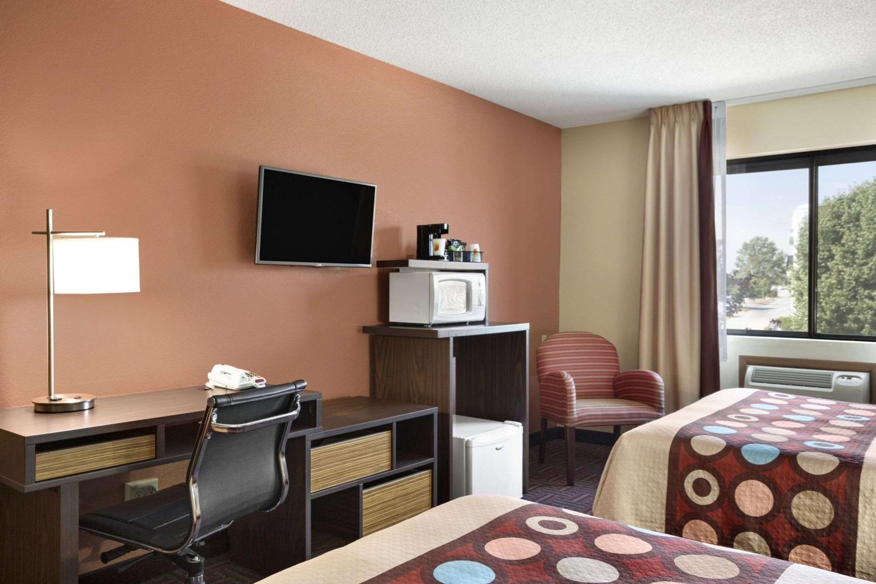 Queen Room with Two Queen Beds - Non-Smoking - Photo 2