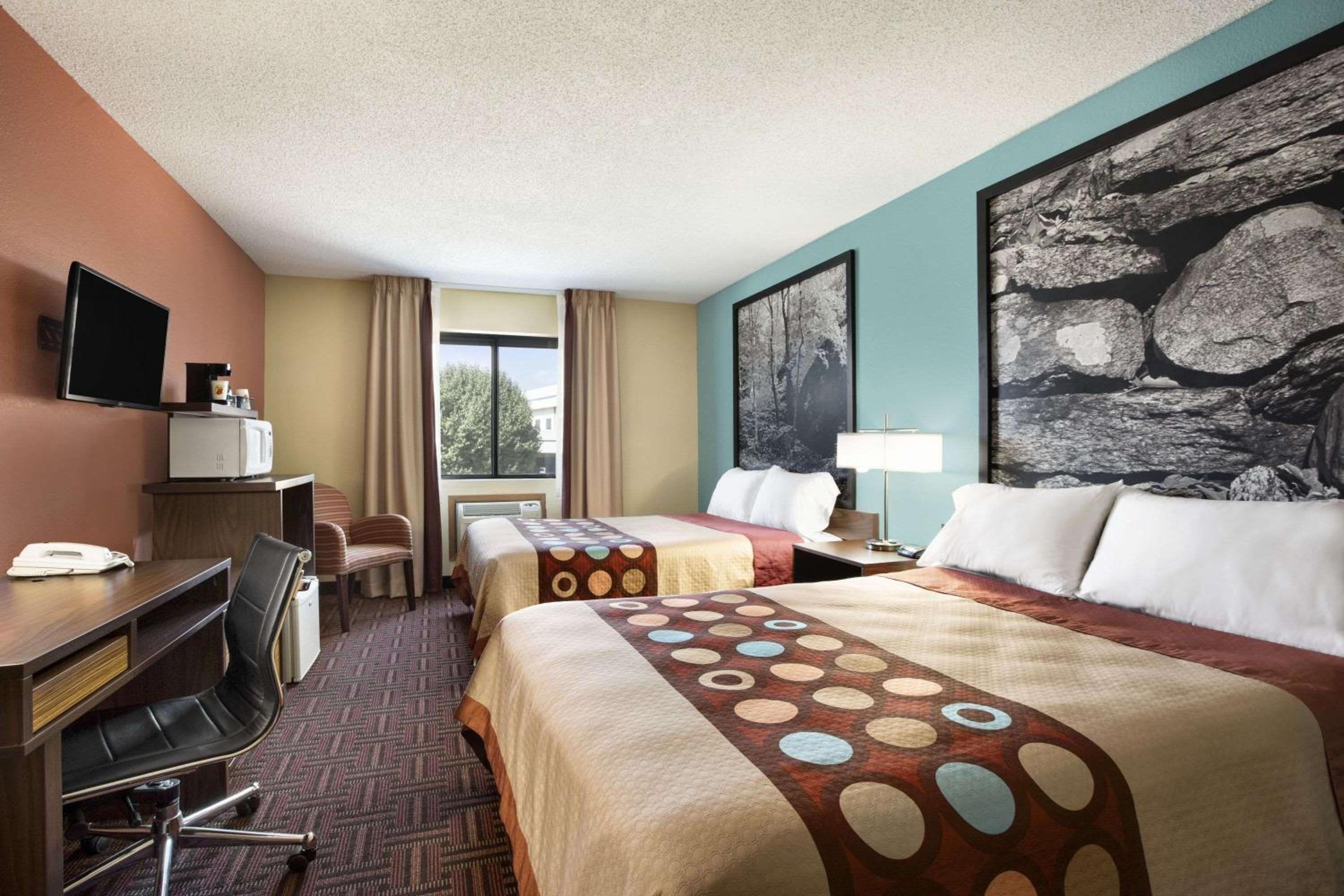 Queen Room with Two Queen Beds - Non-Smoking - Photo 4