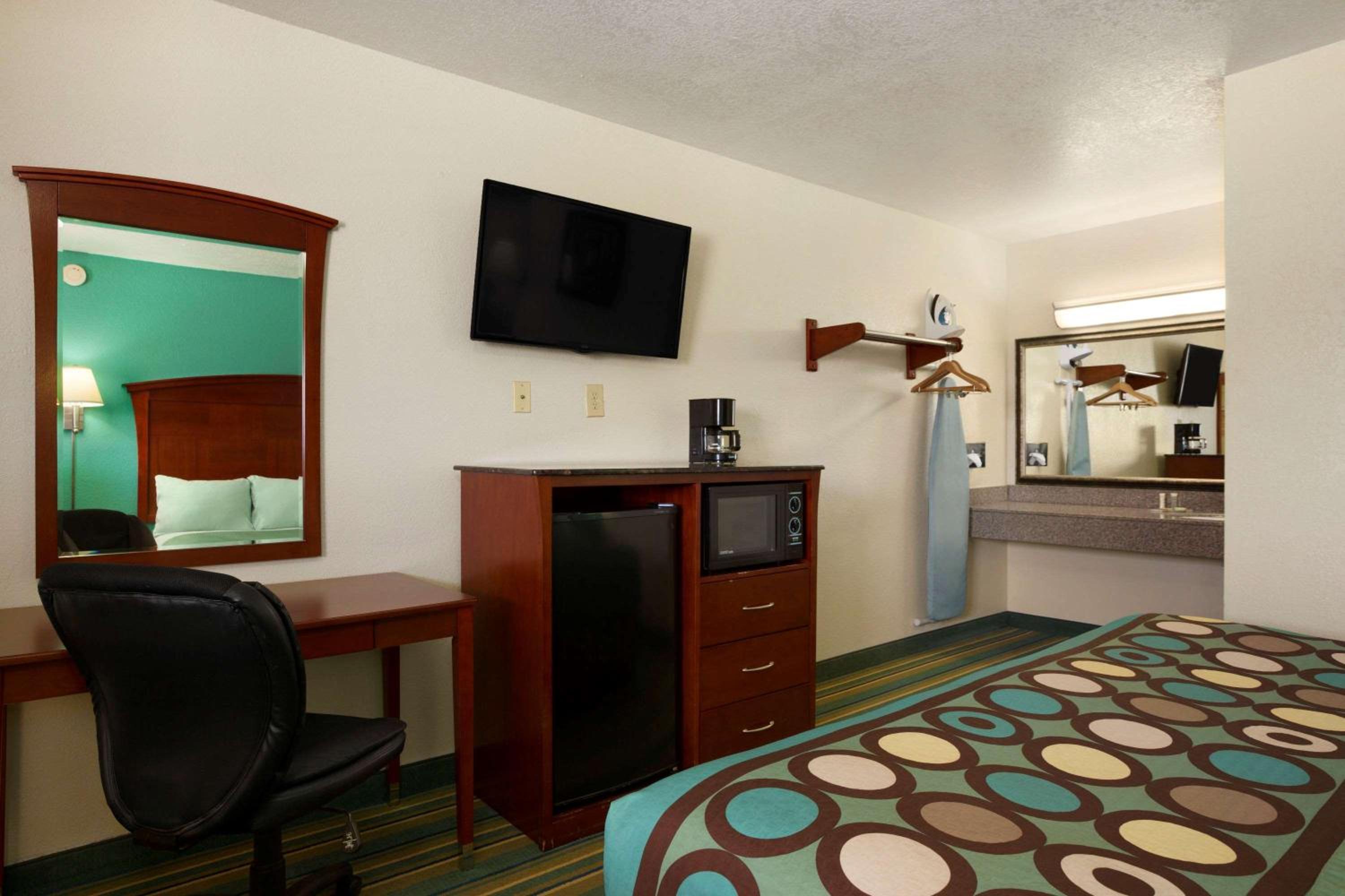 King Room - Non-Smoking - Photo 4