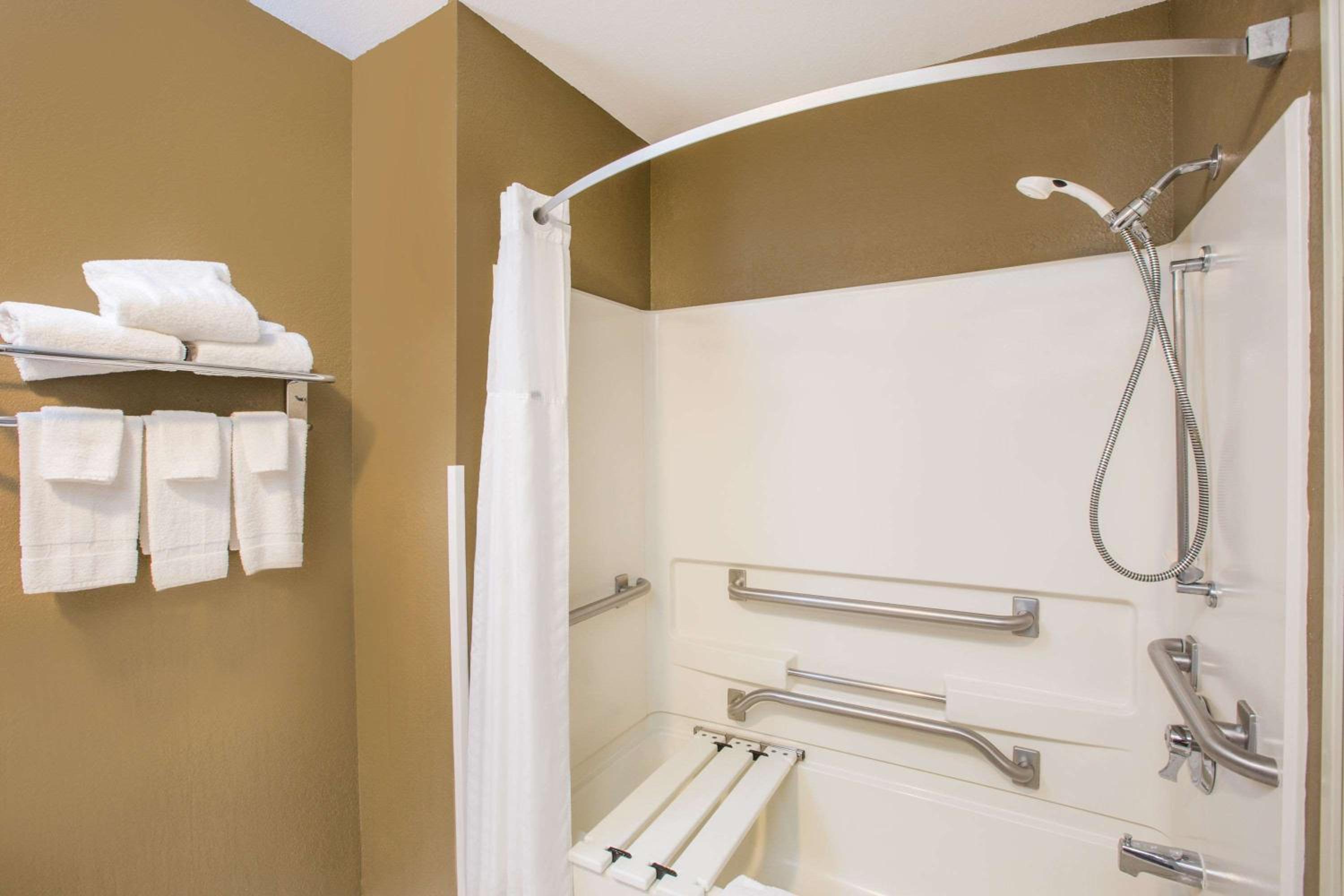 Queen Room - Mobility Access/Non-Smoking - Photo 4