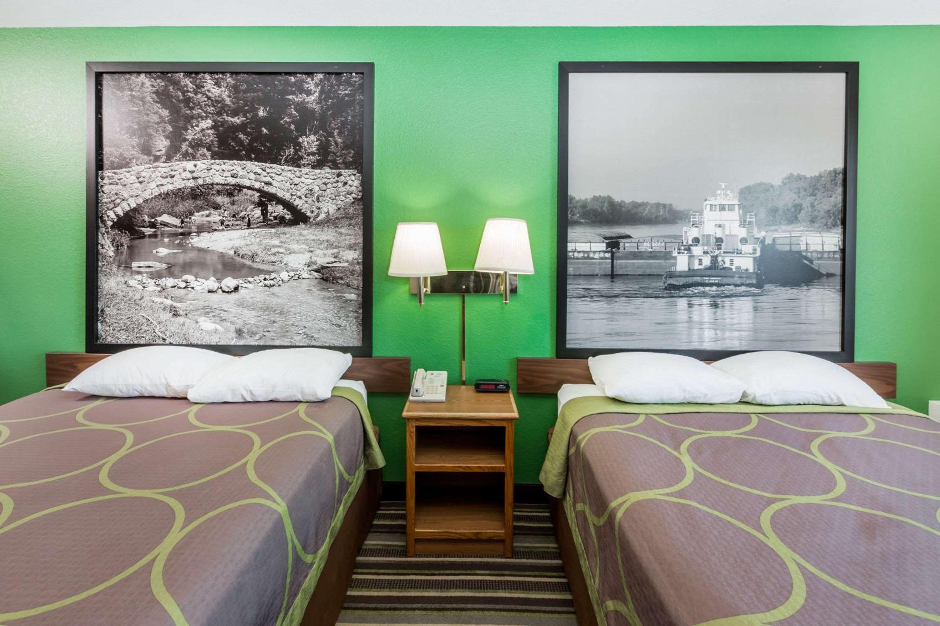Queen Room with Two Queen Beds - Non-Smoking - Photo 5