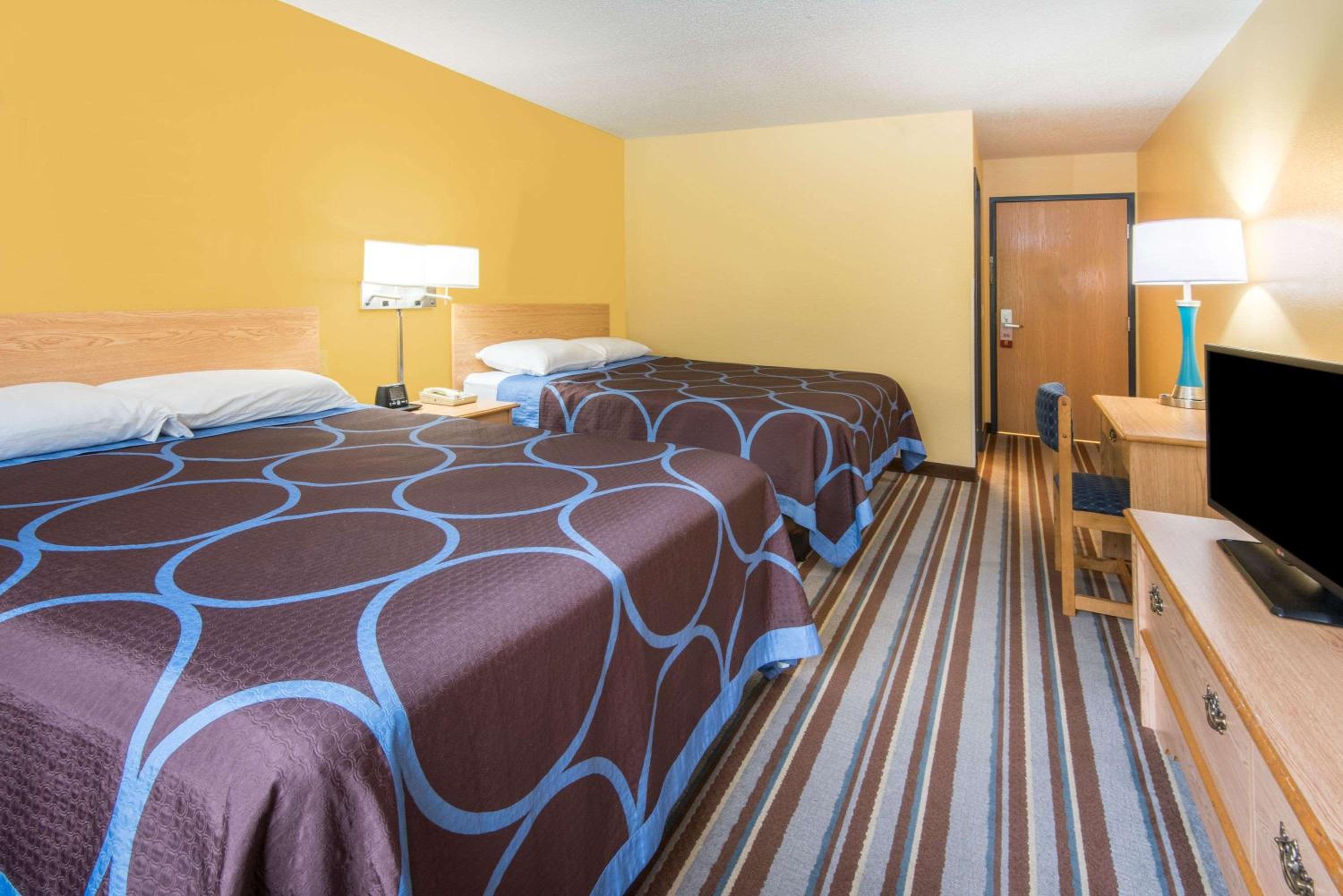 Queen Room with Two Queen Beds - Non-Smoking - Photo 1