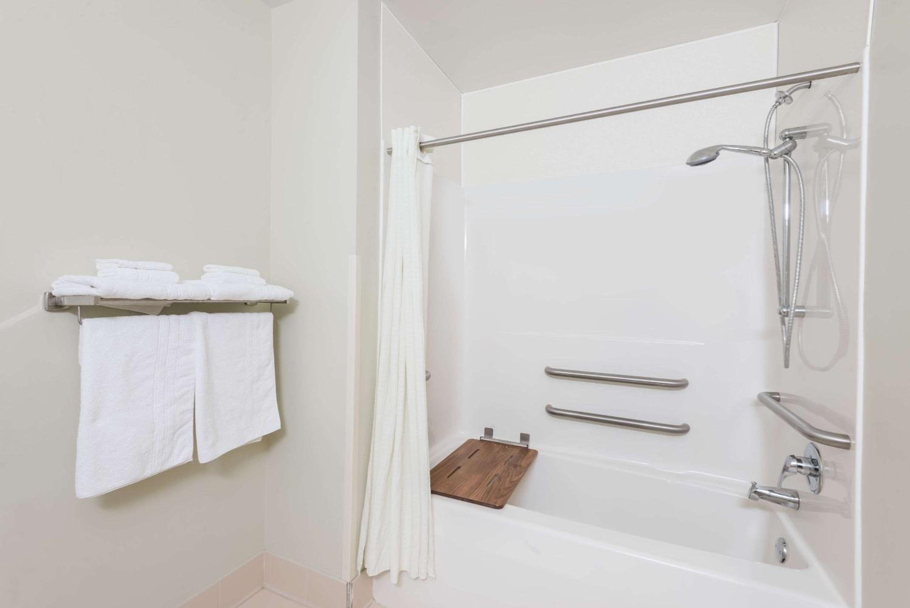 Queen Room - Mobility Access/Non-Smoking - Photo 4