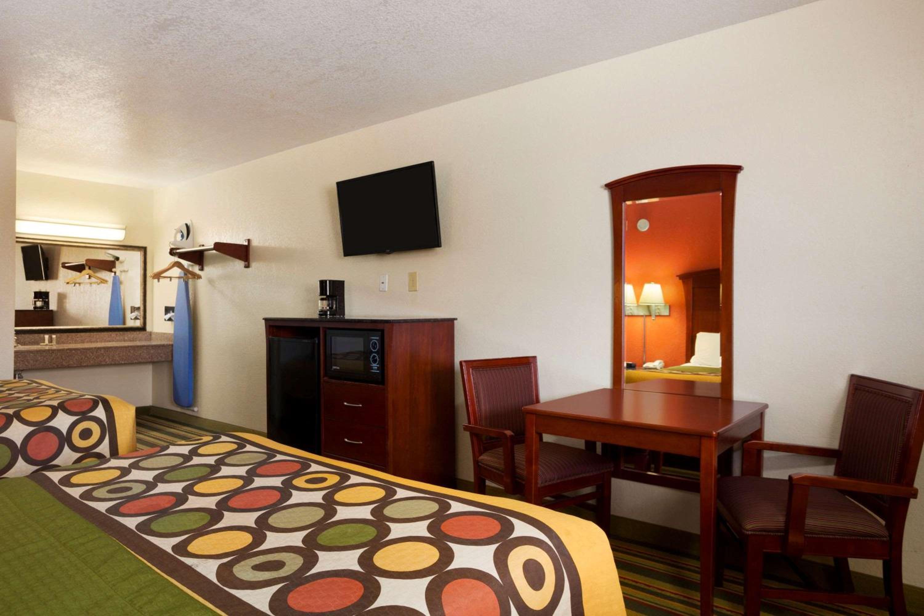 Queen Room with Two Queen Beds - Non-Smoking - Photo 4