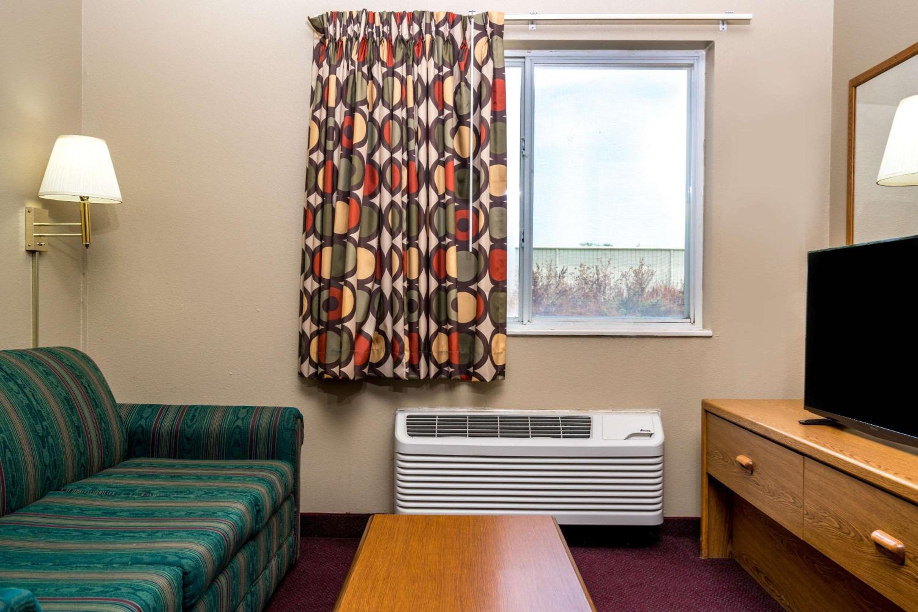 King Suite - Non-Smoking - Photo 4