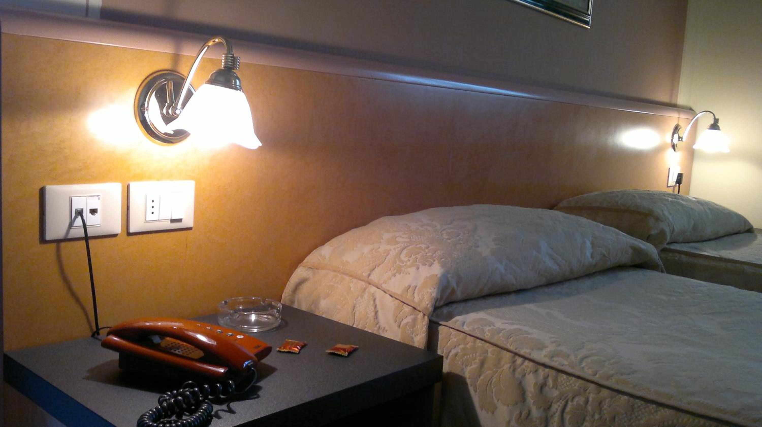 Twin Room - Photo 8