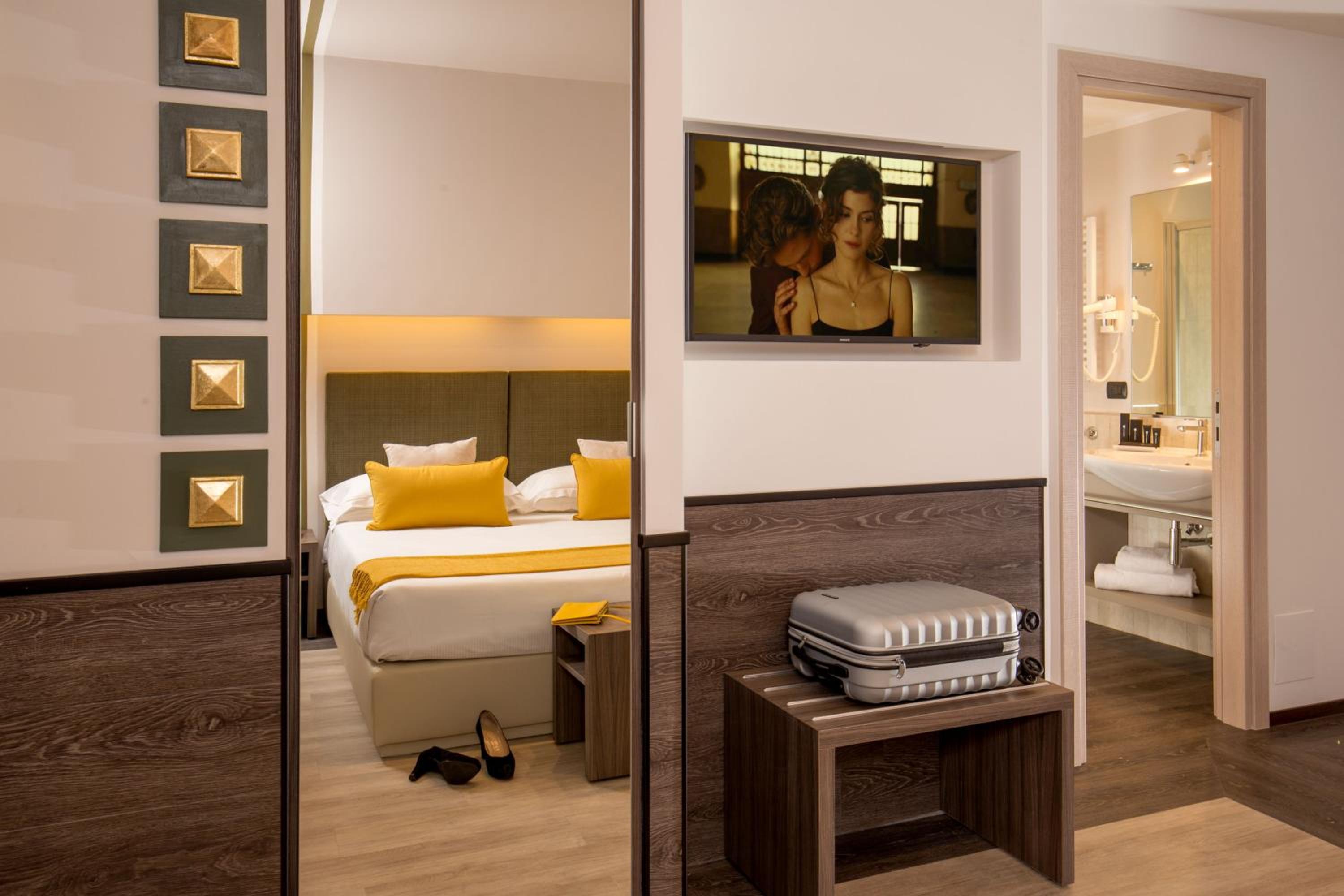 Superior Triple Room with balcony thumbnail 5