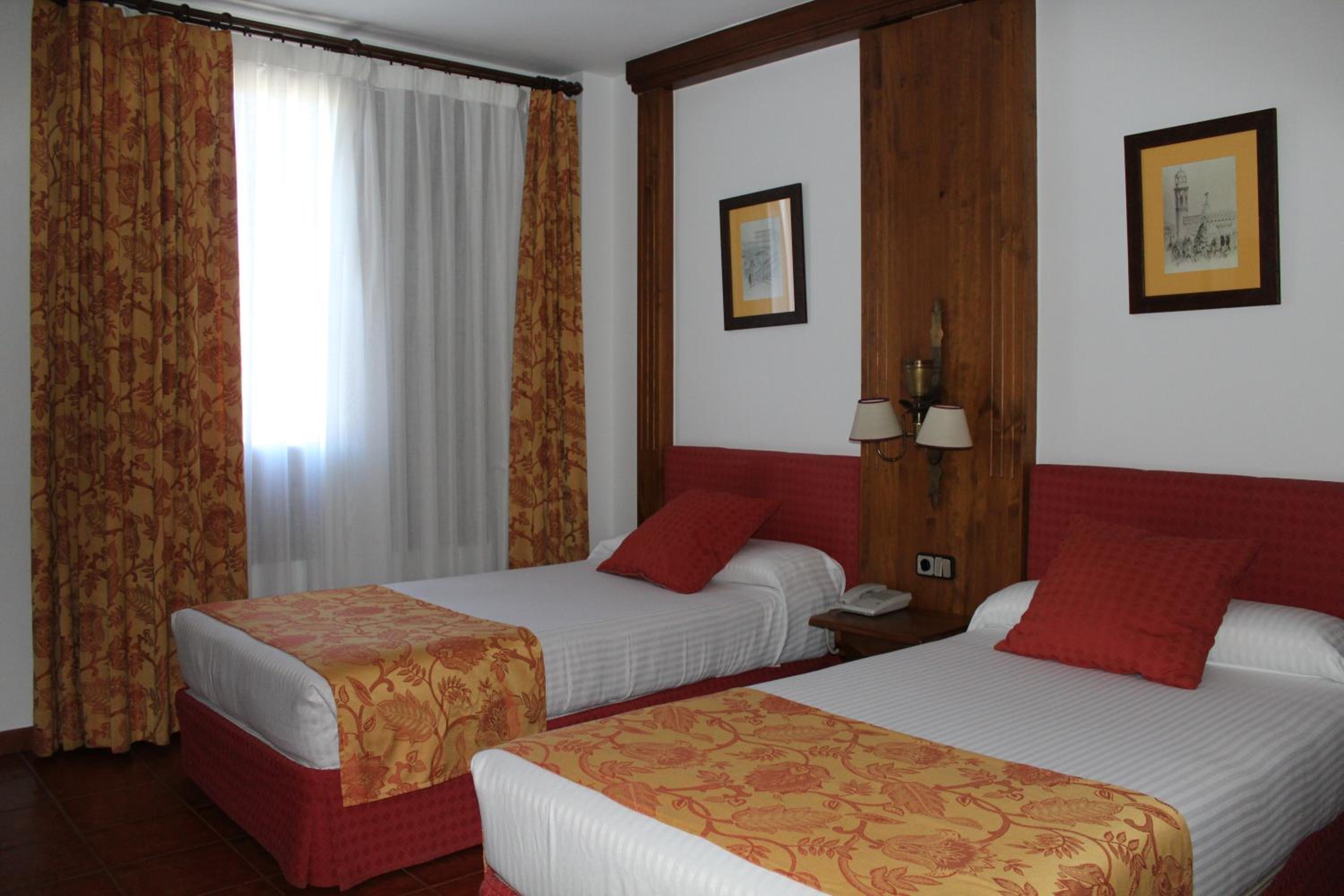 Standard Twin Room - Photo 2