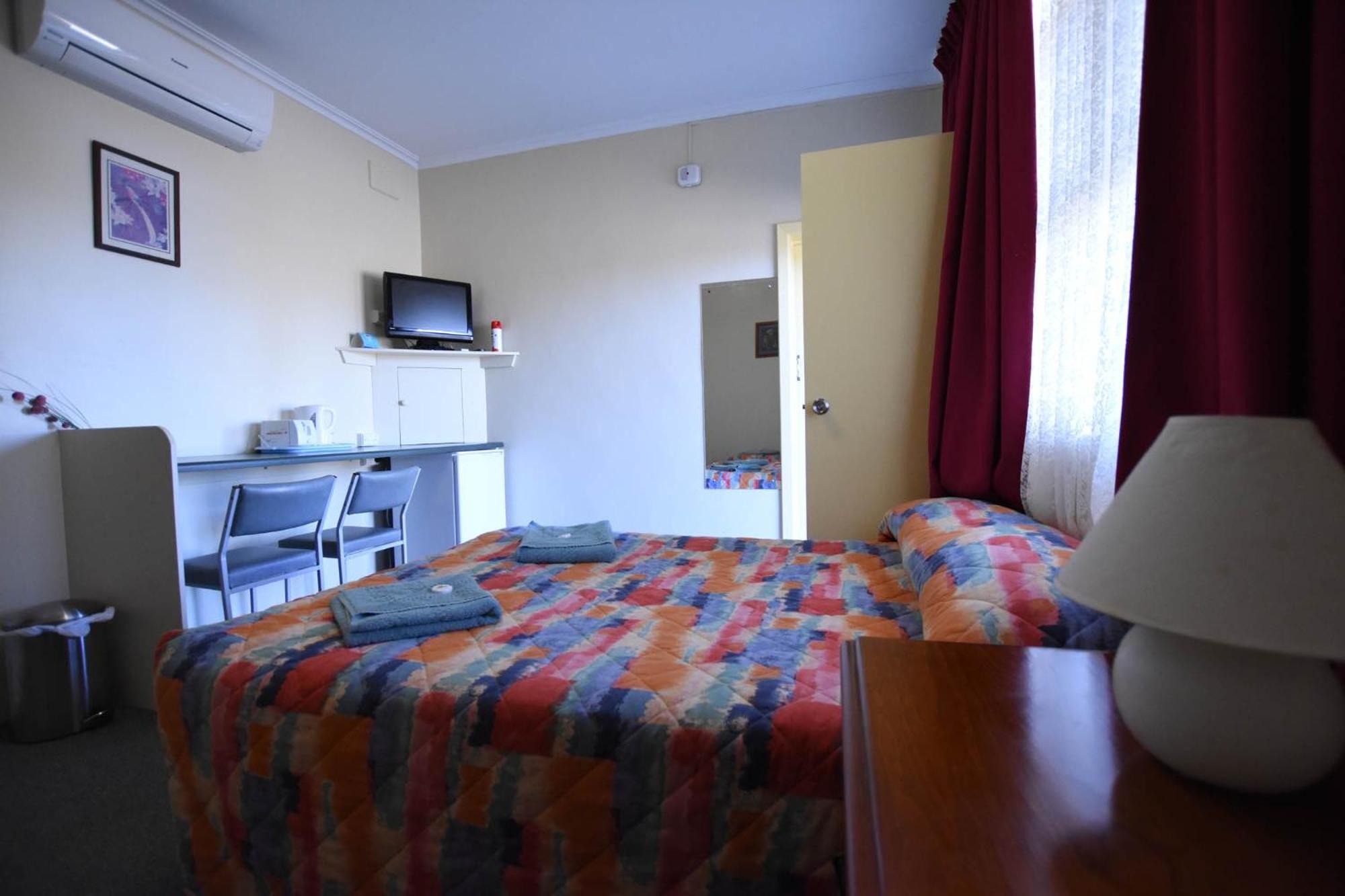 Economy Twin Room photo 2
