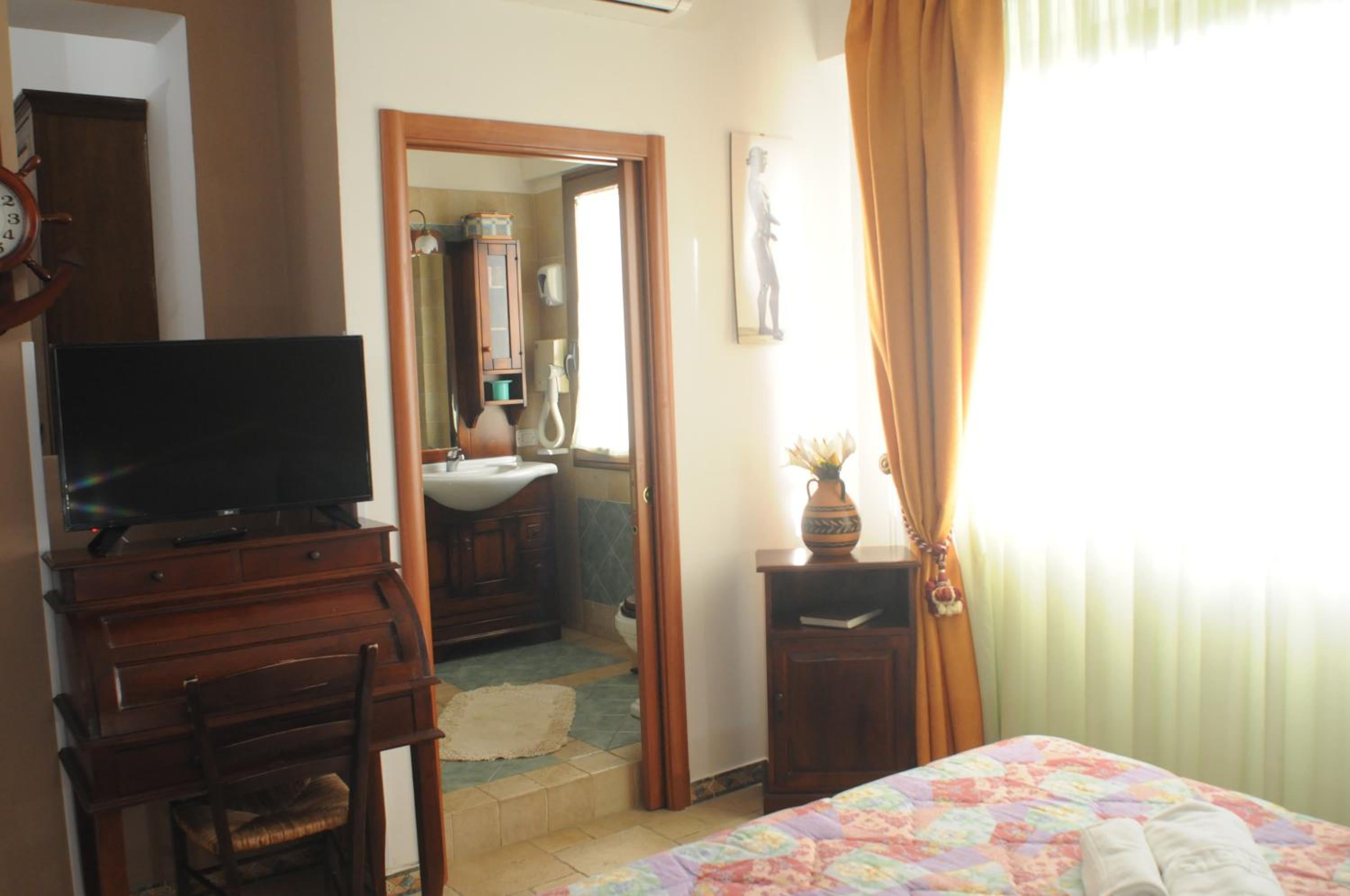 Double or Twin Room - Photo 12
