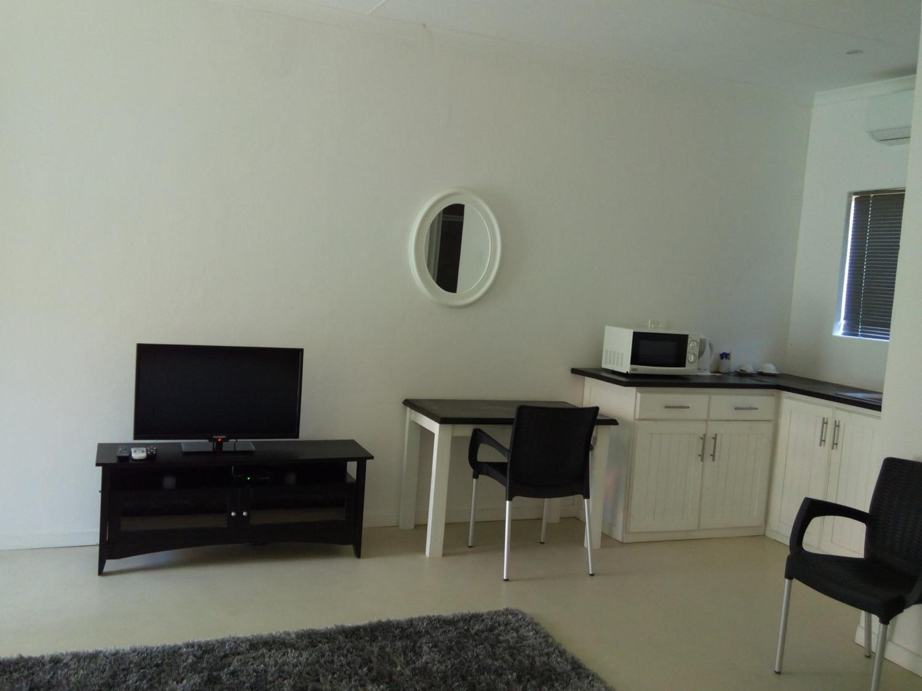 Deluxe Double Room - Photo 11