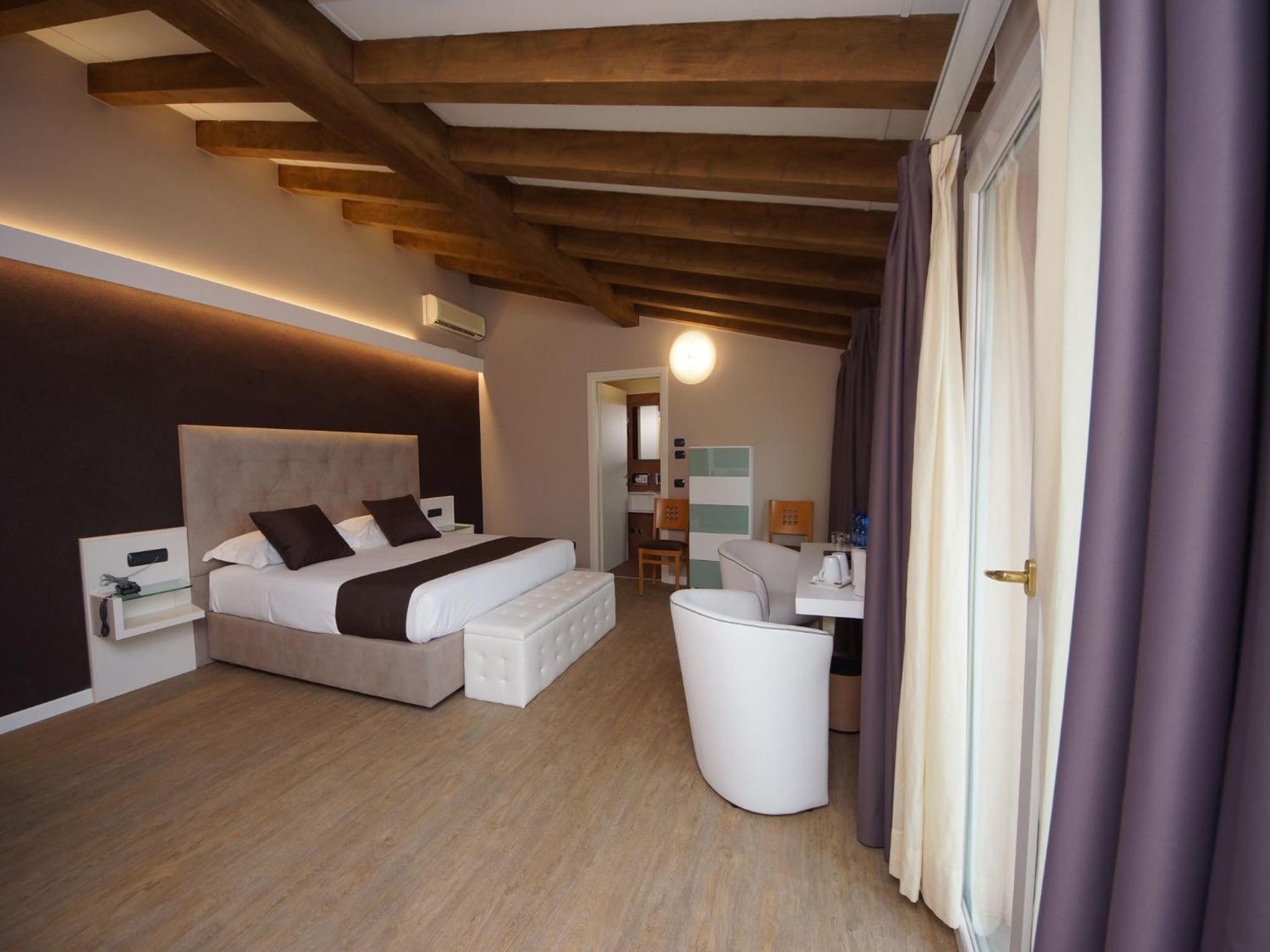 Superior Quadruple Room - Photo 1
