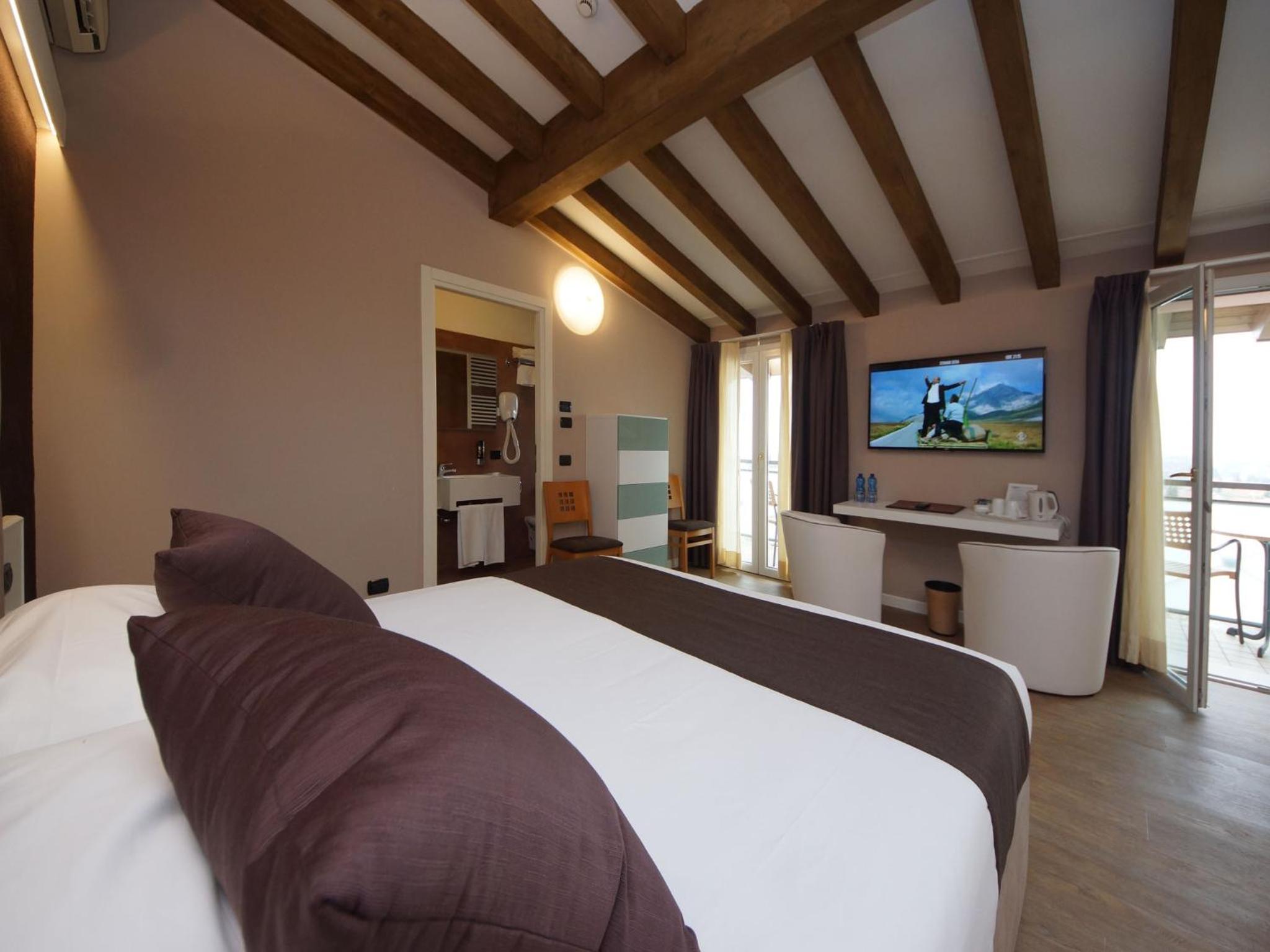 Superior Quadruple Room - Photo 3