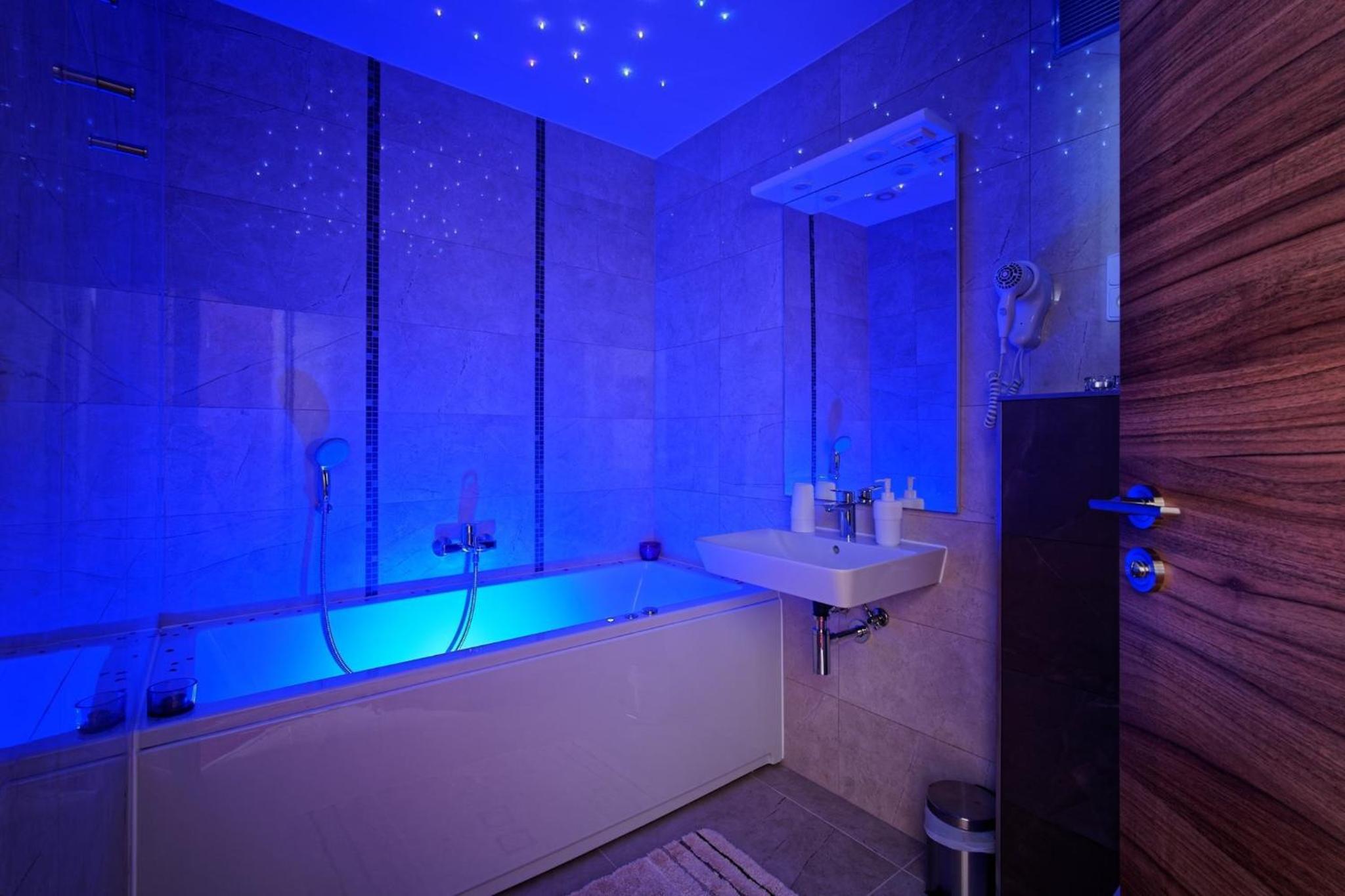 Double Room with Spa Bath - Photo 4