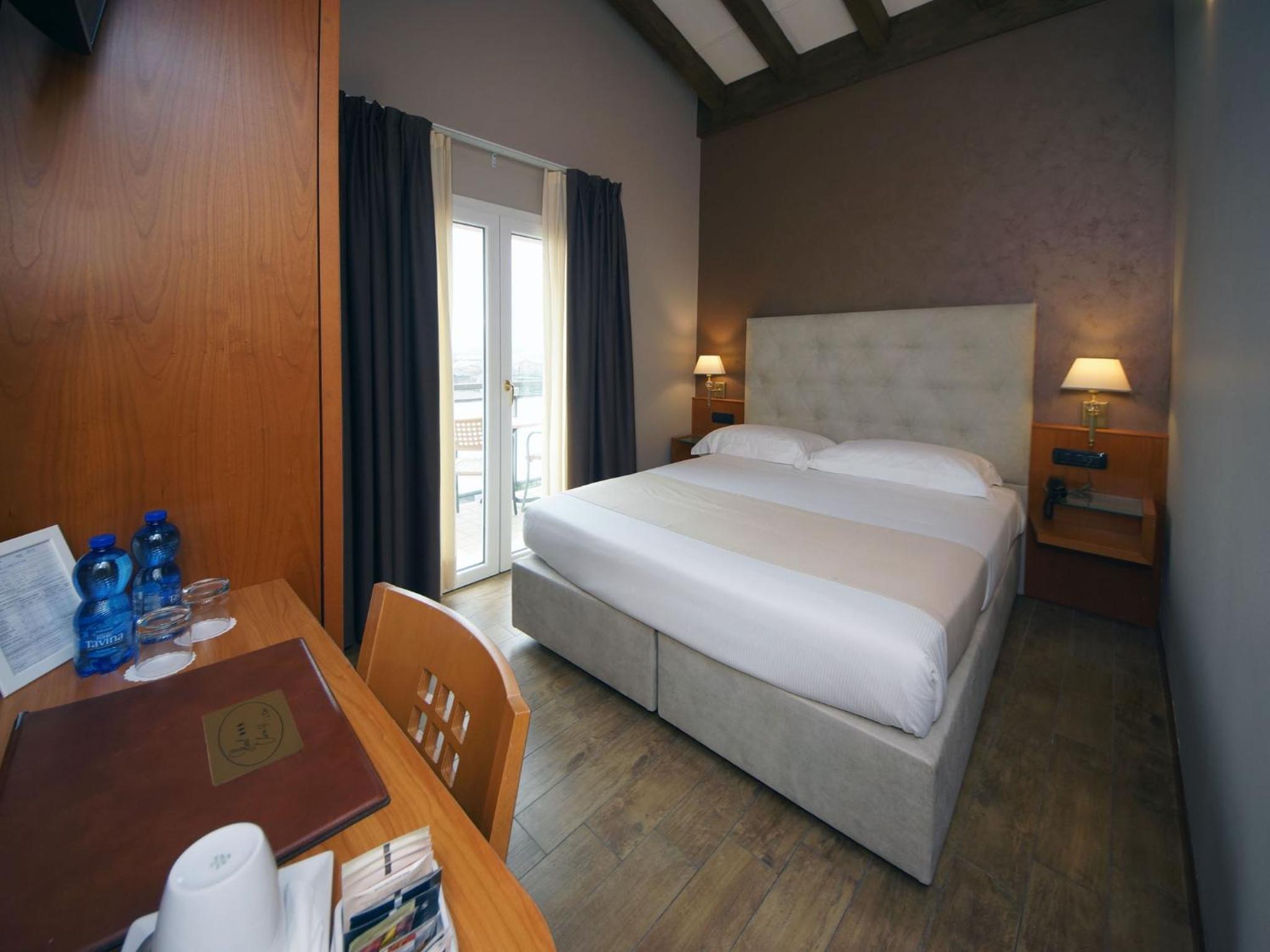 Standard Double Room - Photo 7