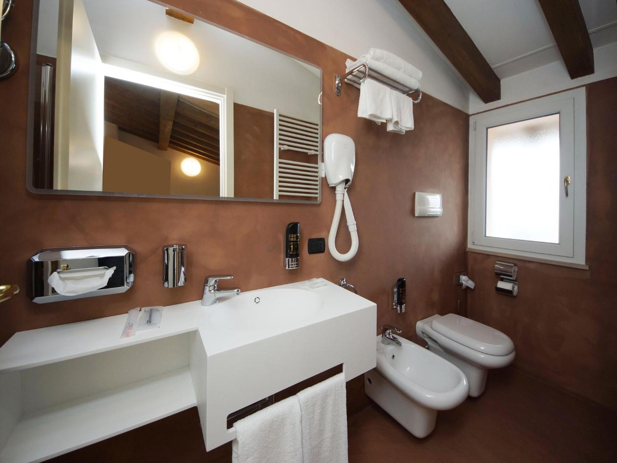 Superior Quadruple Room - Photo 12