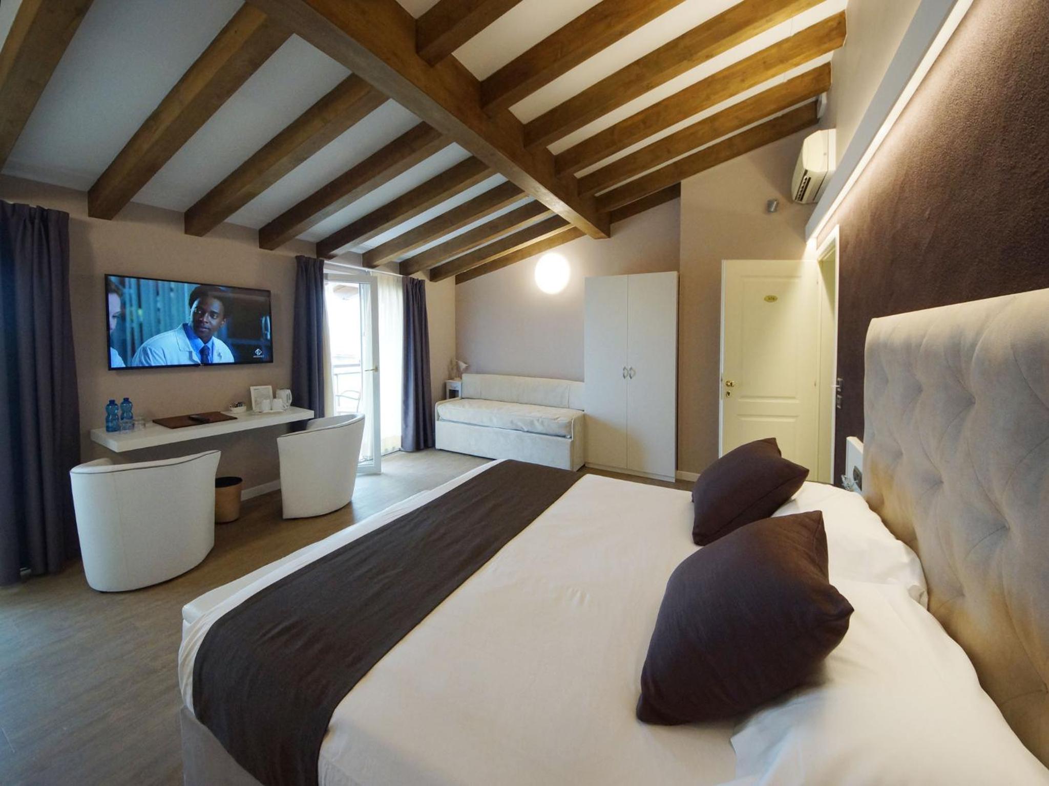 Superior Quadruple Room - Photo 11