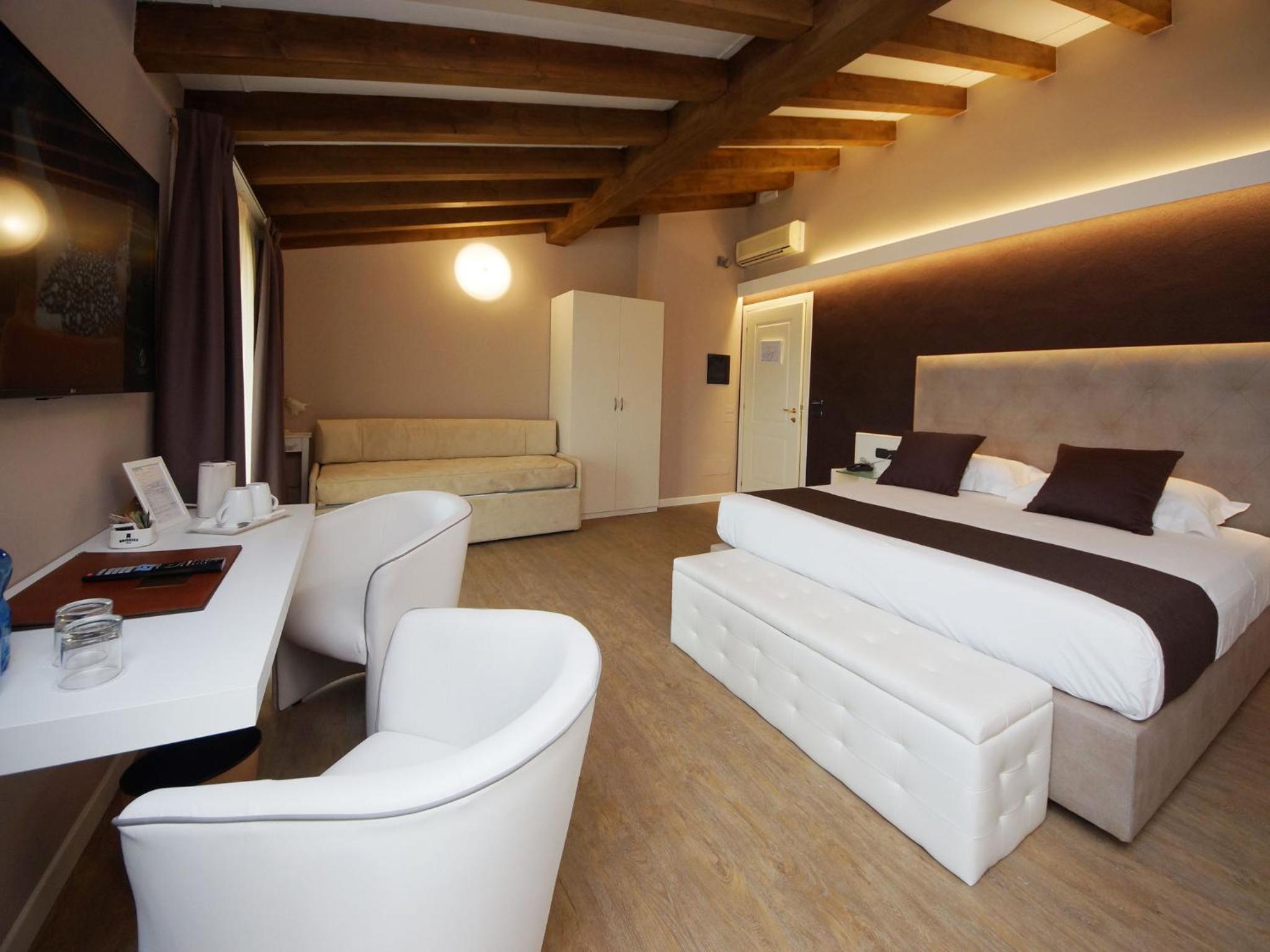 Superior Quadruple Room - Photo 10