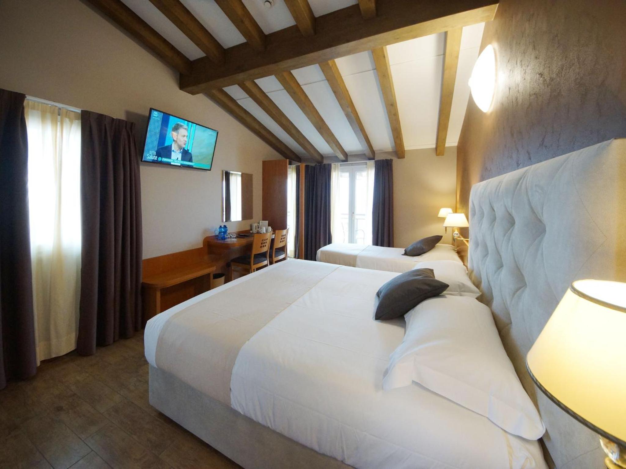Triple Room with Balcony - Photo 5