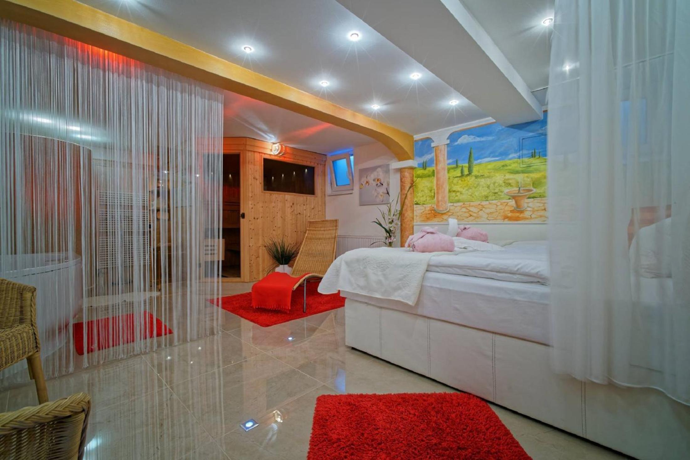 Double Room with Bath - Photo 4
