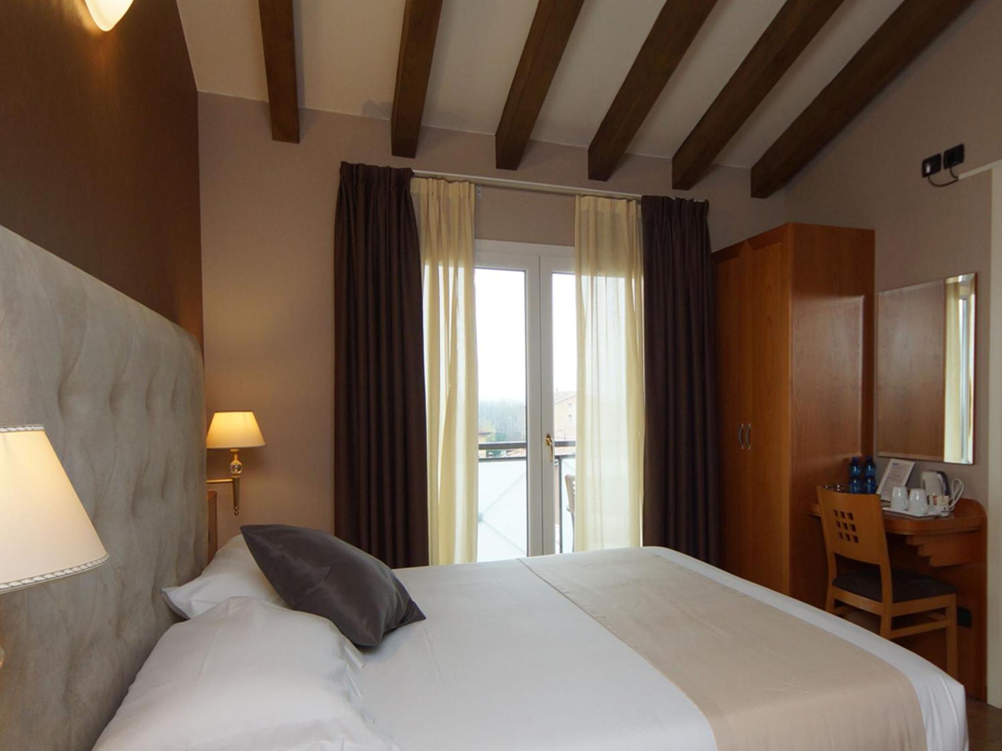 Double Room with Balcony - Photo 3