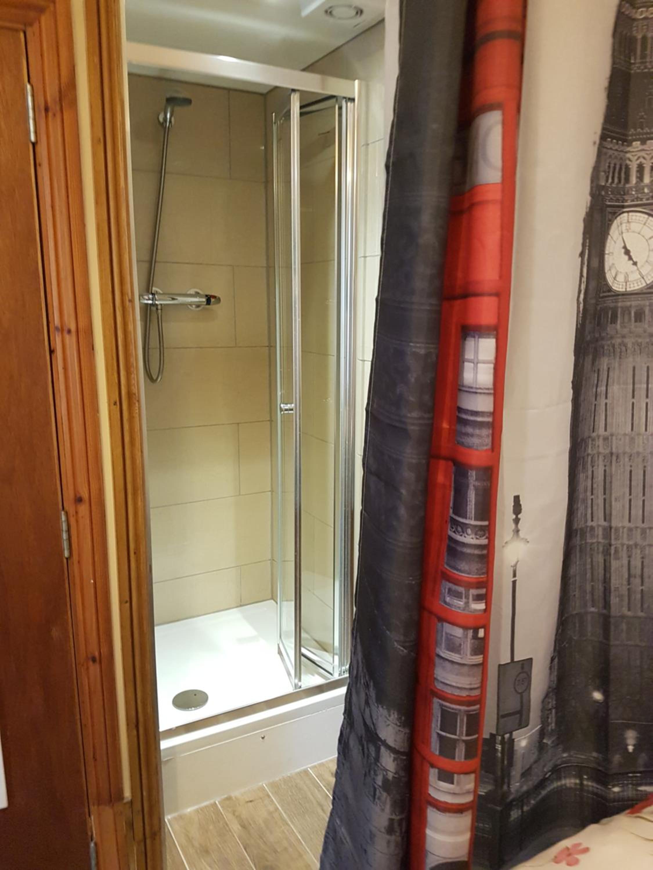 Double Room with Shared Bathroom photo 2