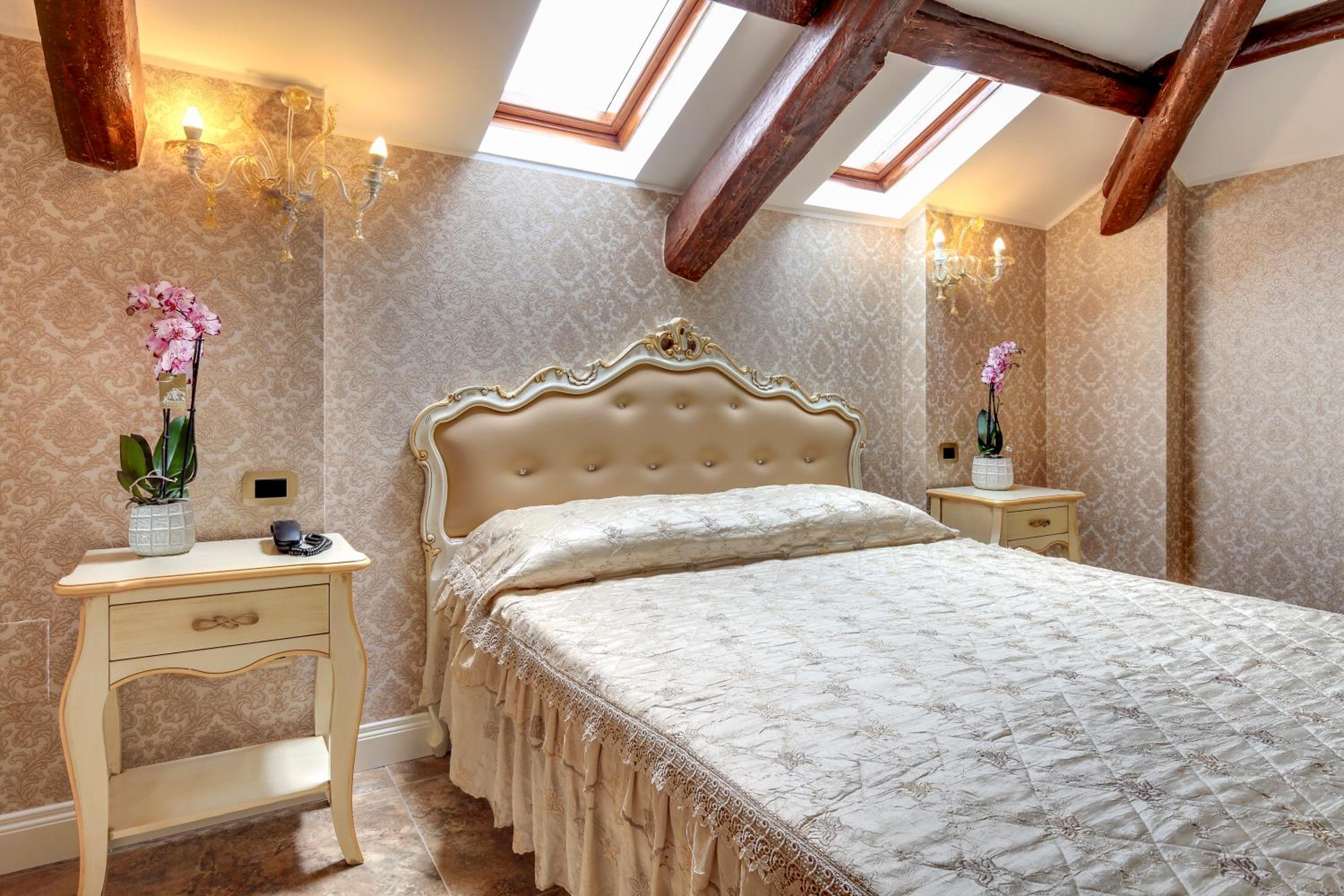 King Room with Spa Bath - Attic photo 1