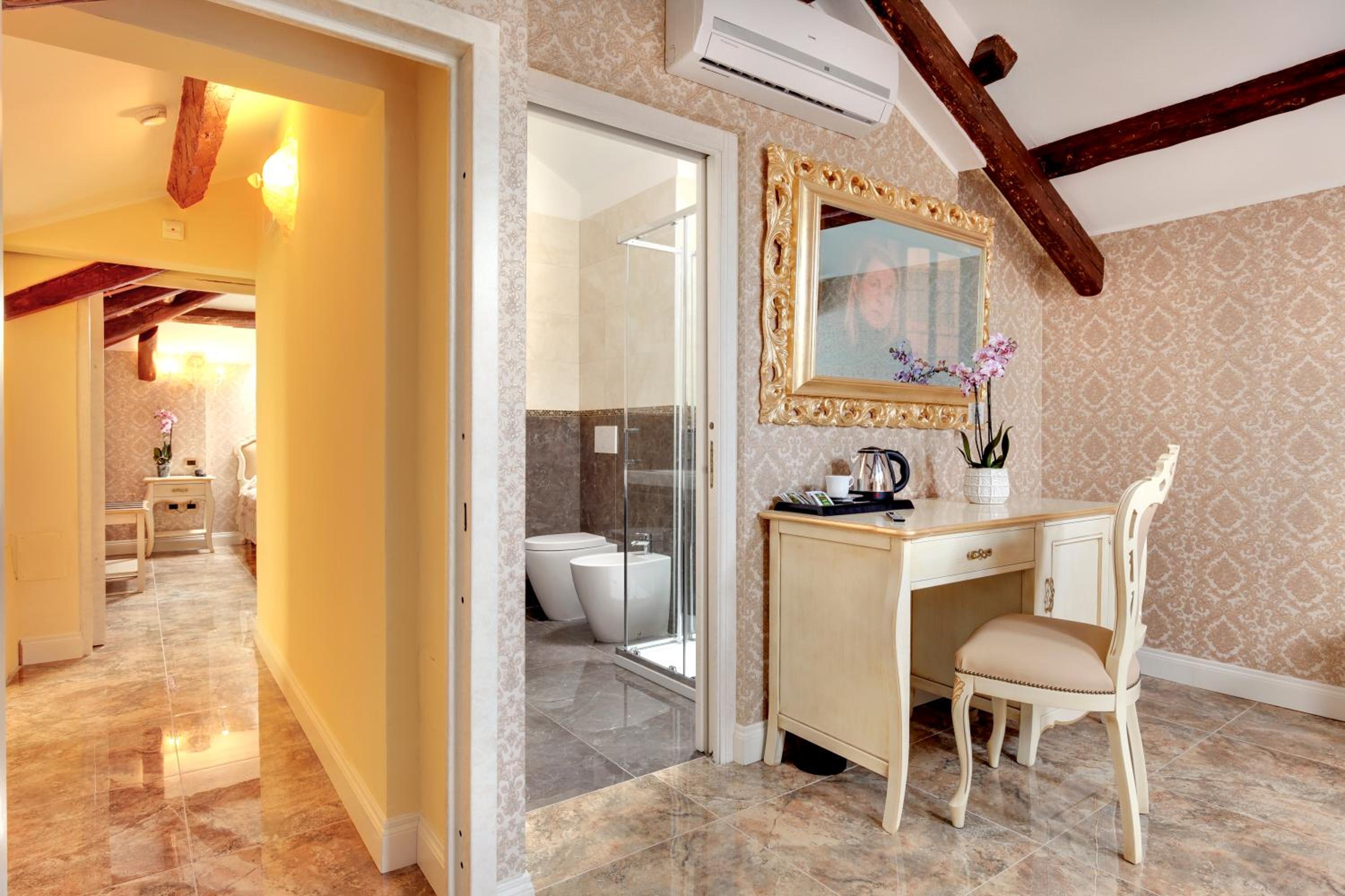 King Room with Spa Bath - Attic photo 3