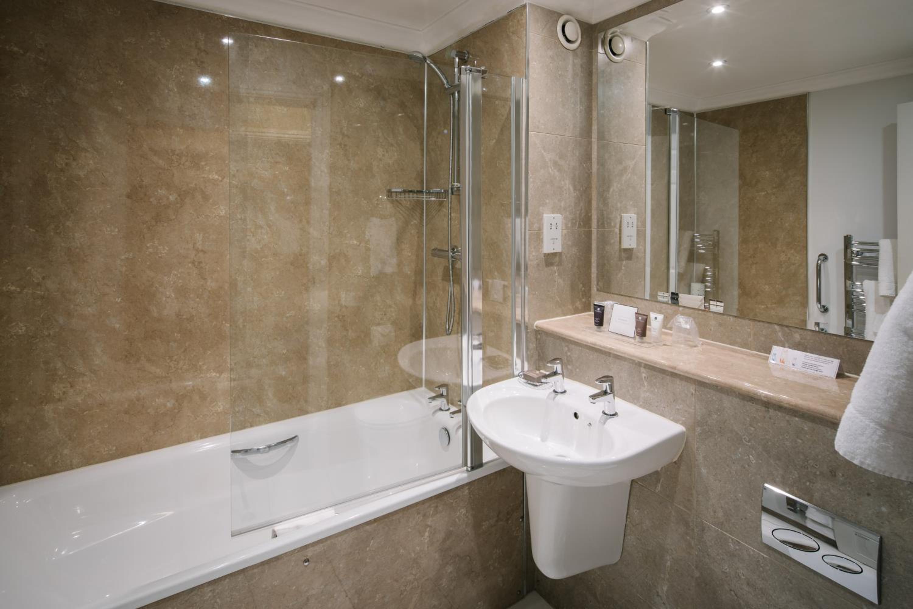 Superior Twin or Double Room - Photo 7