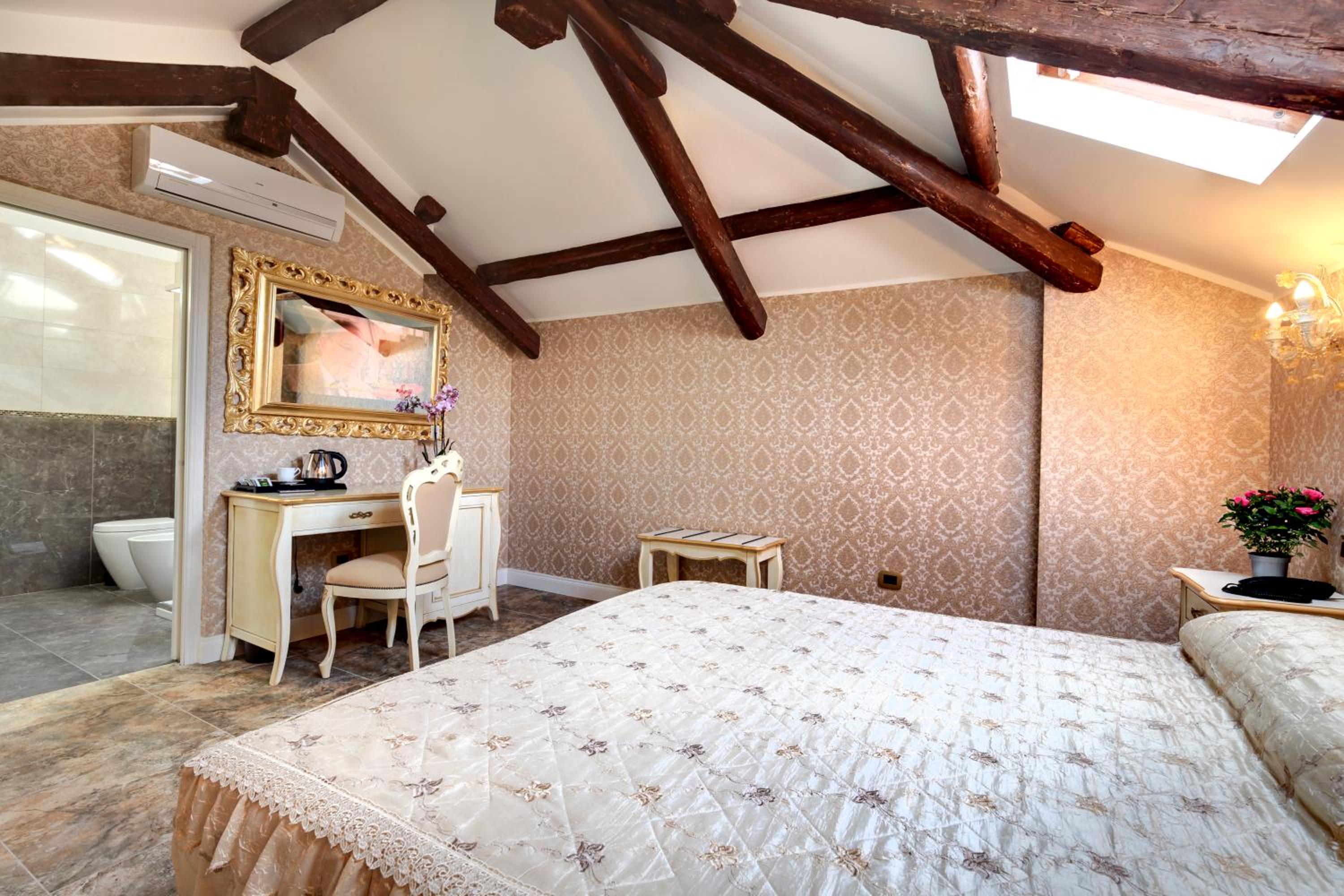 King Room with Spa Bath - Attic photo 1