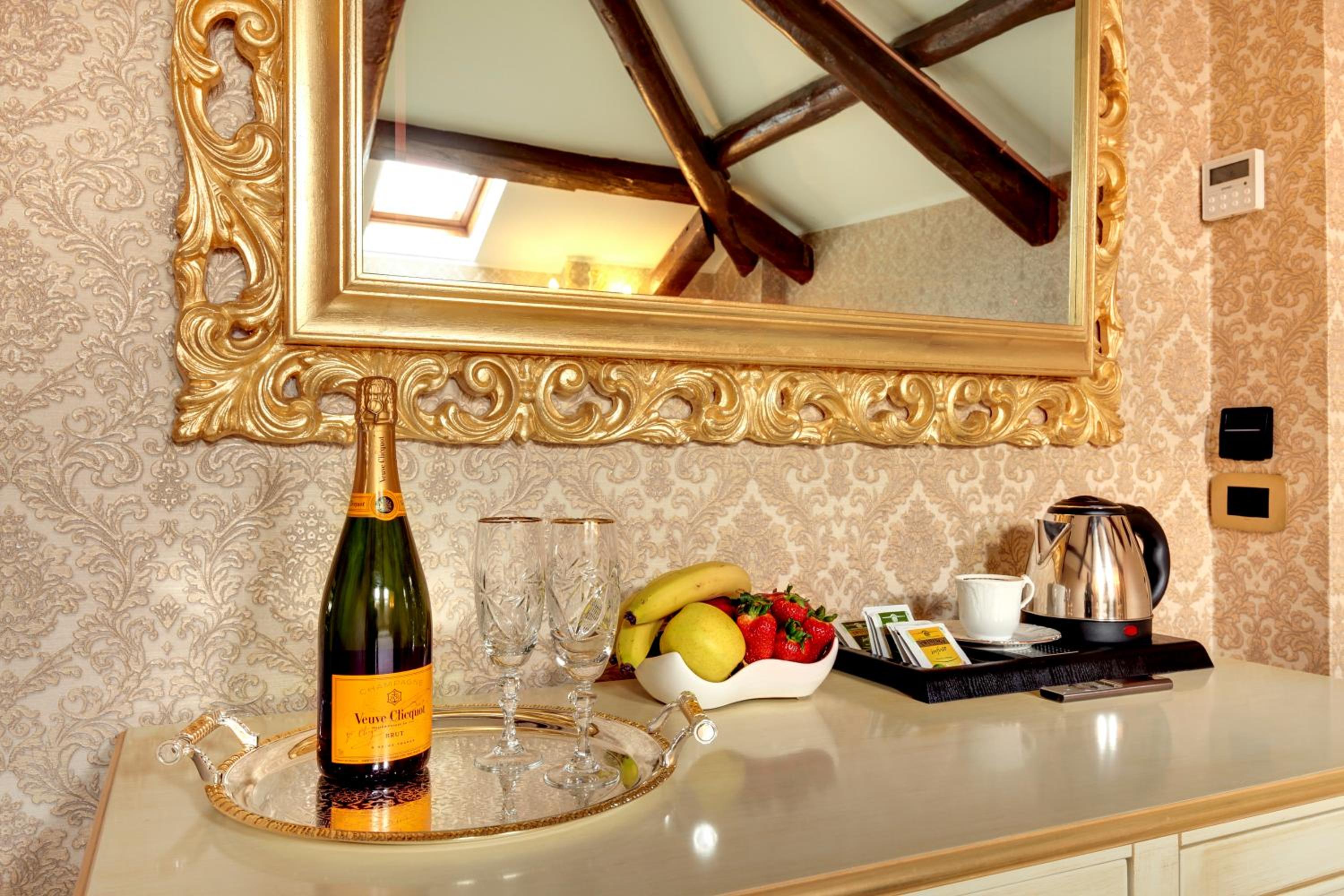King Room with Spa Bath - Attic photo 2