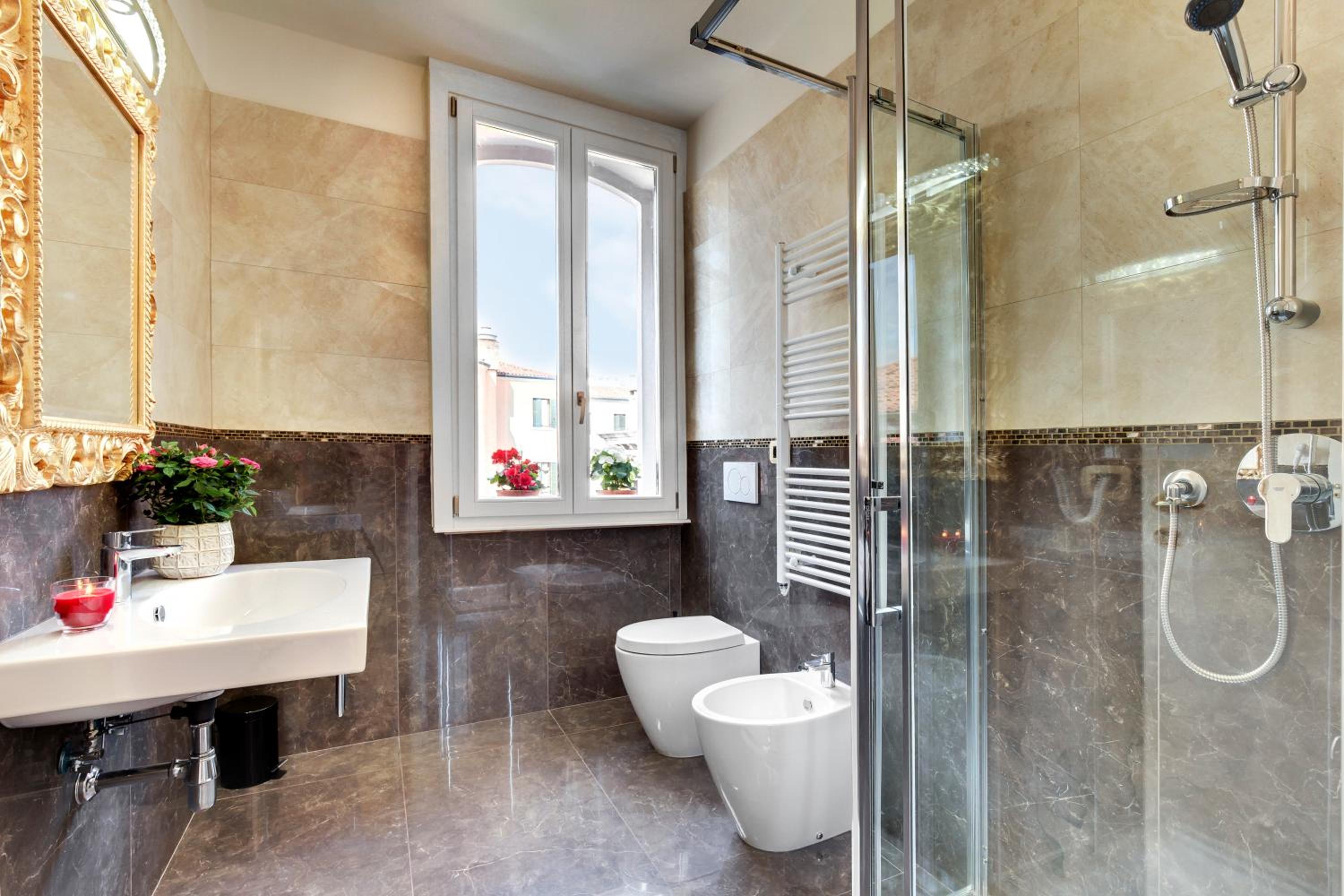 Deluxe Double or Twin Room - Photo 15