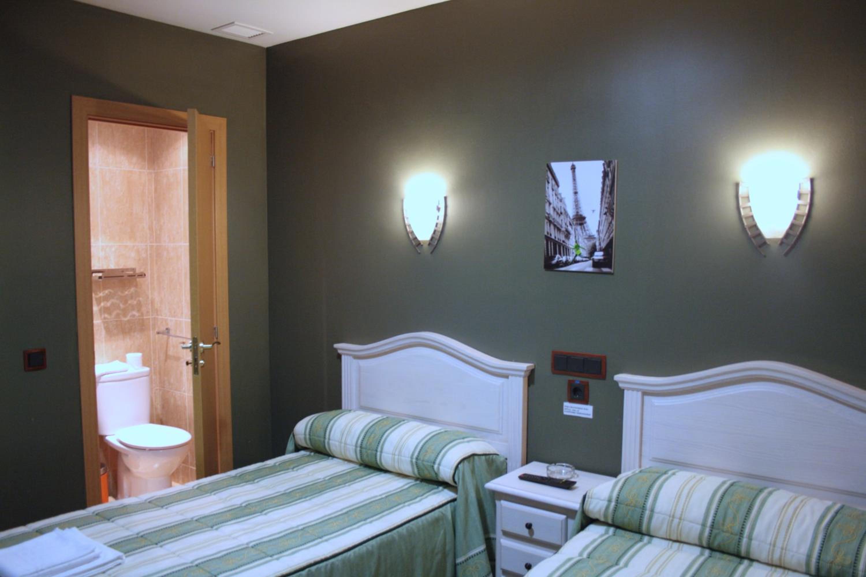 Twin Room - Photo 9