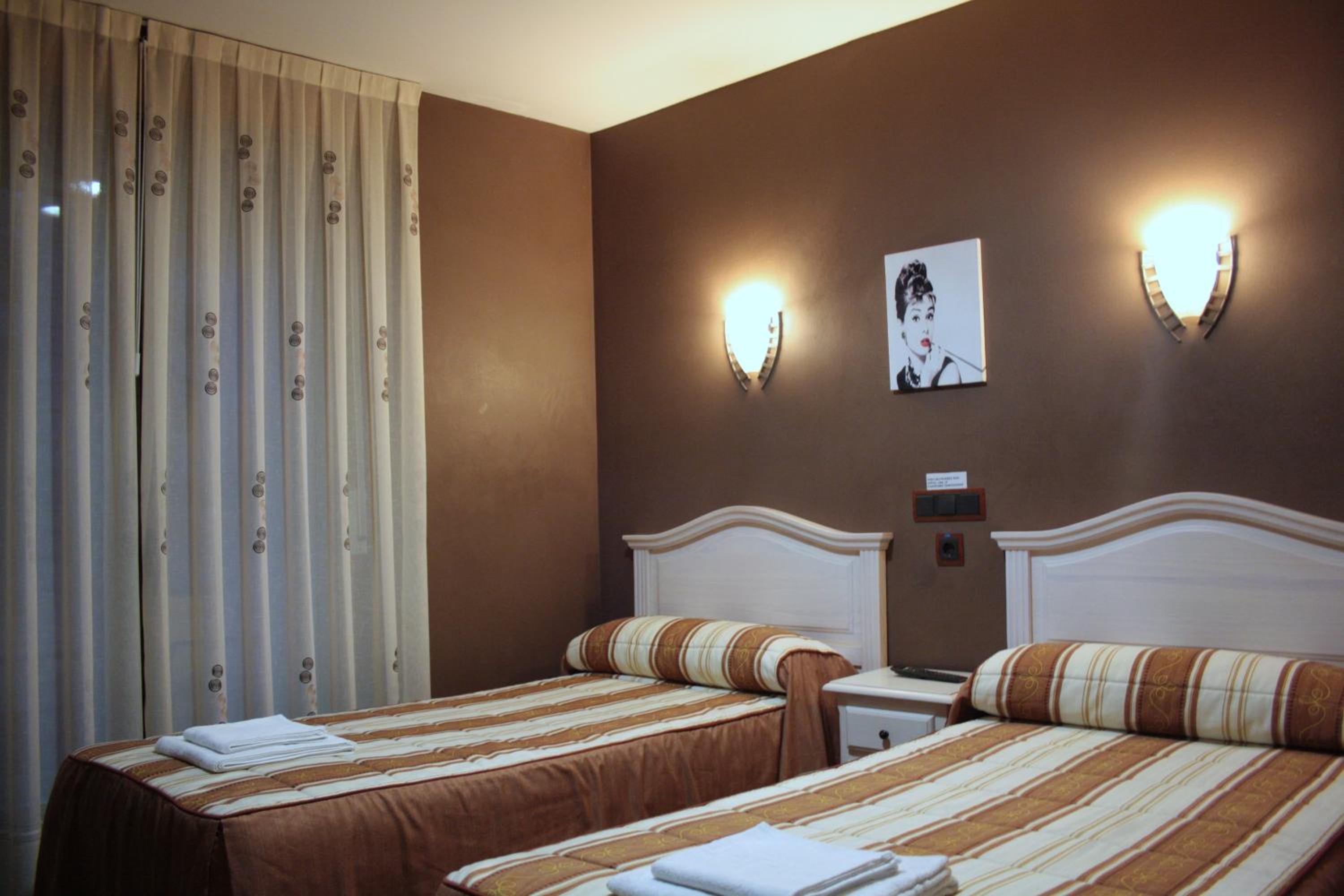 Twin Room - Photo 43