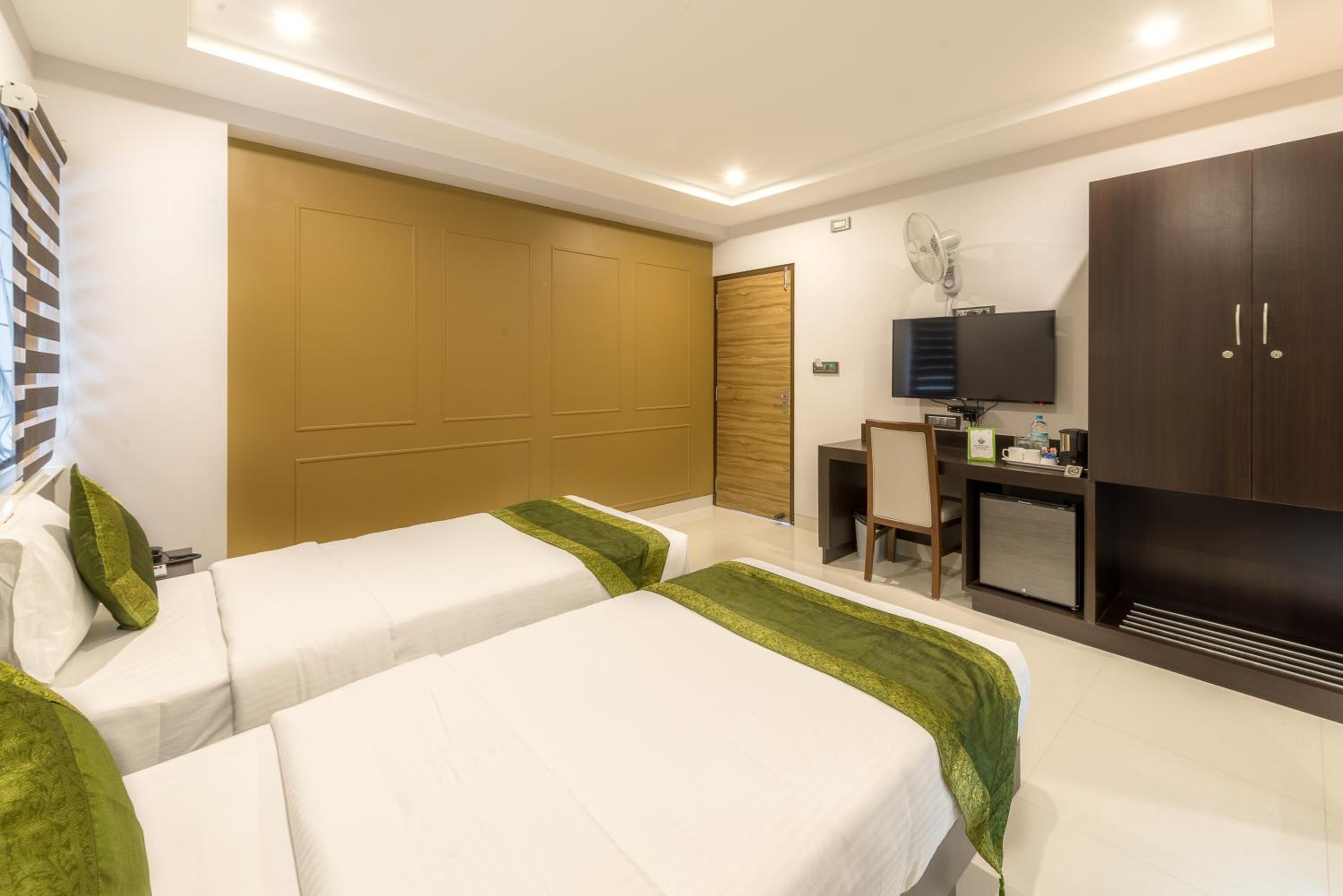 Standard Double or Twin Room - Photo 11