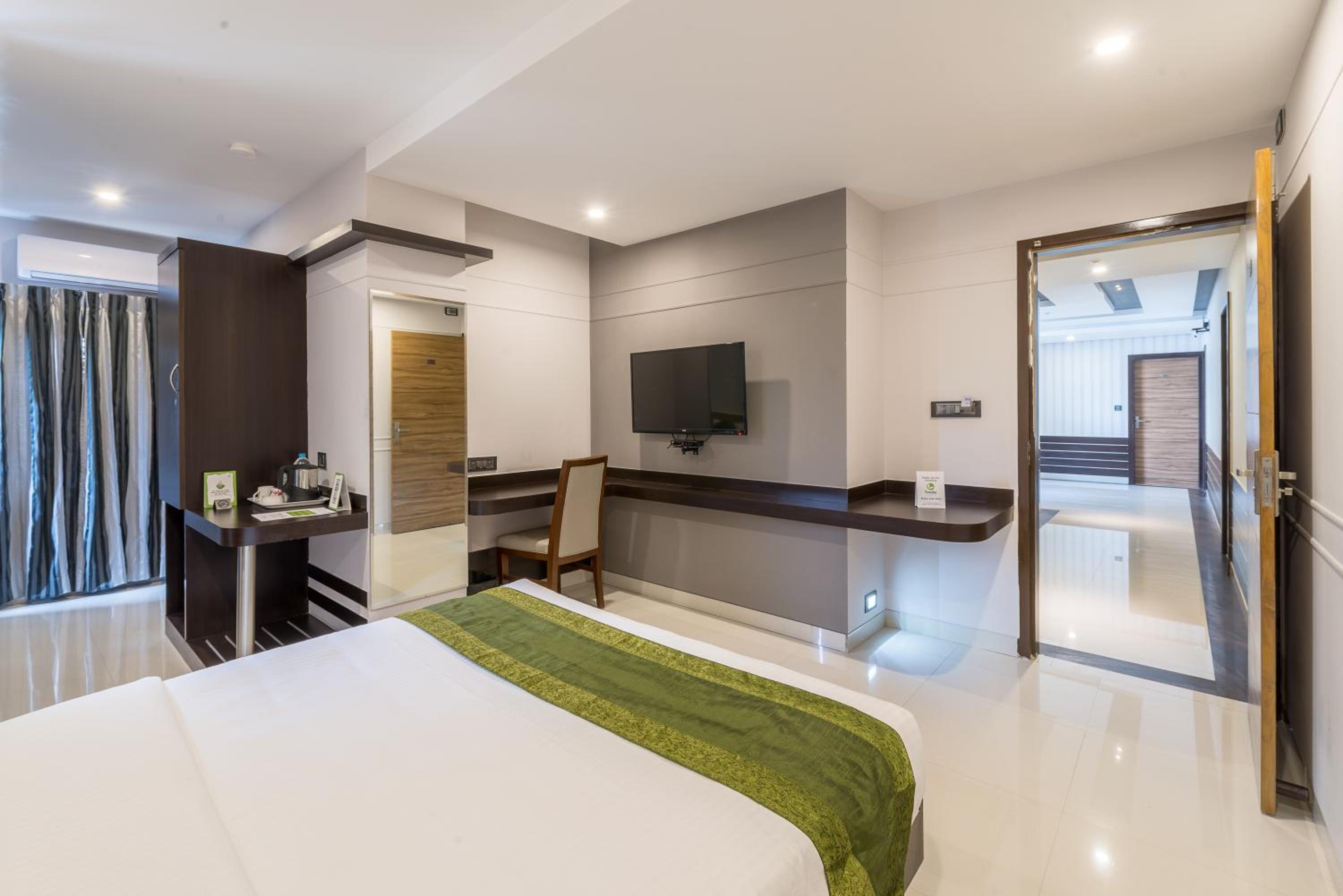 Standard Double or Twin Room - Photo 10