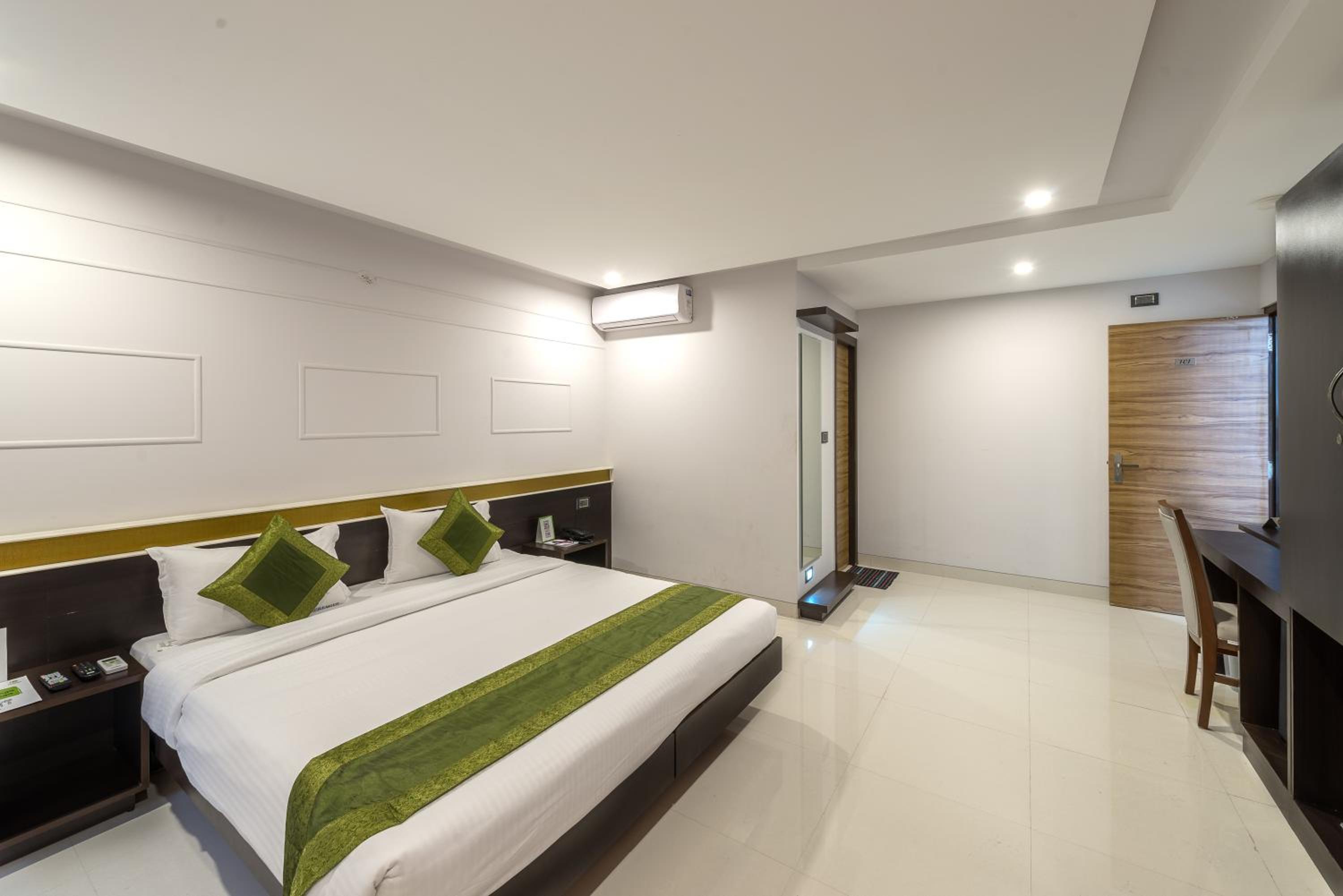 Standard Double or Twin Room - Photo 6