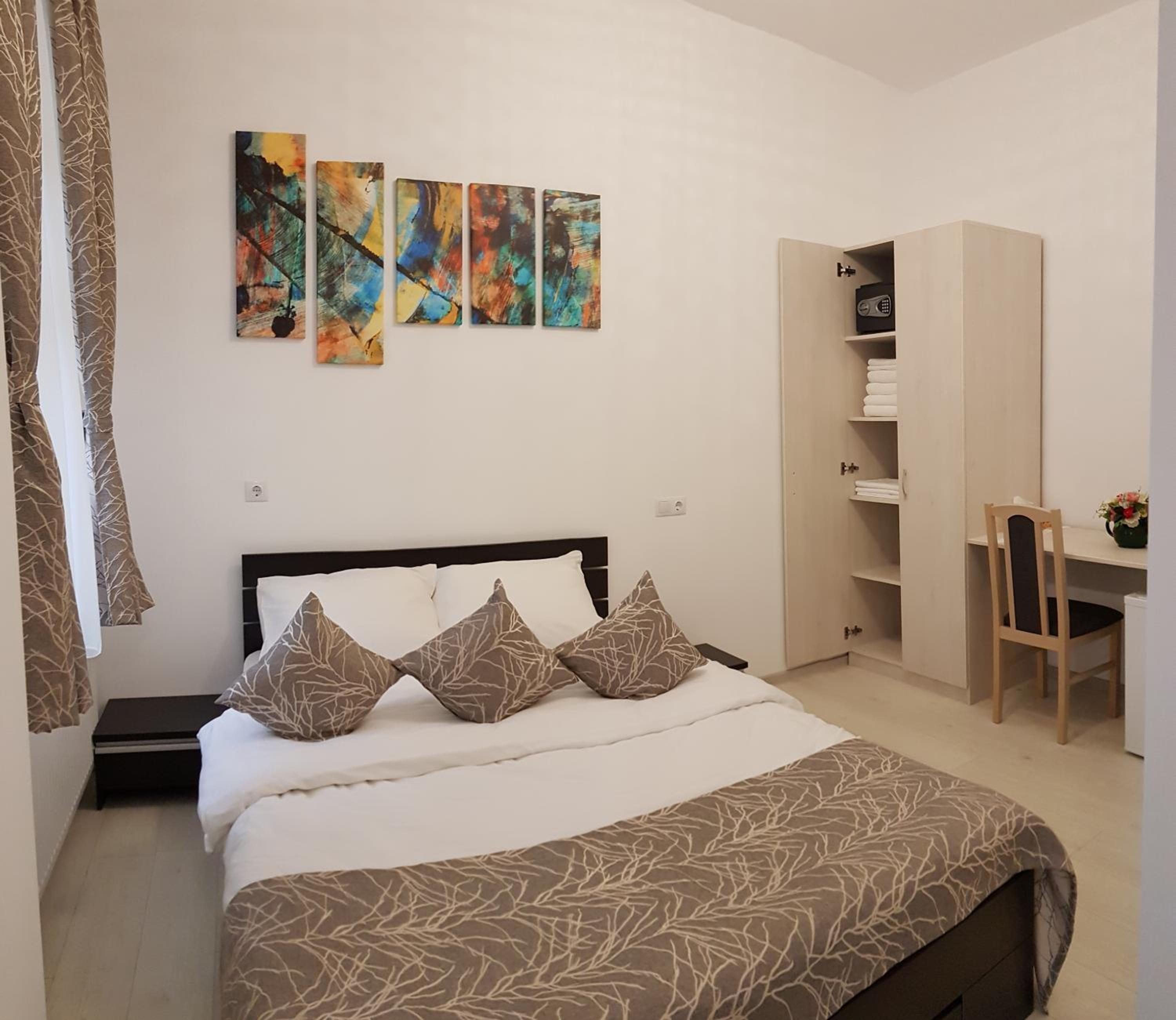 Budget Double Room - Photo 1