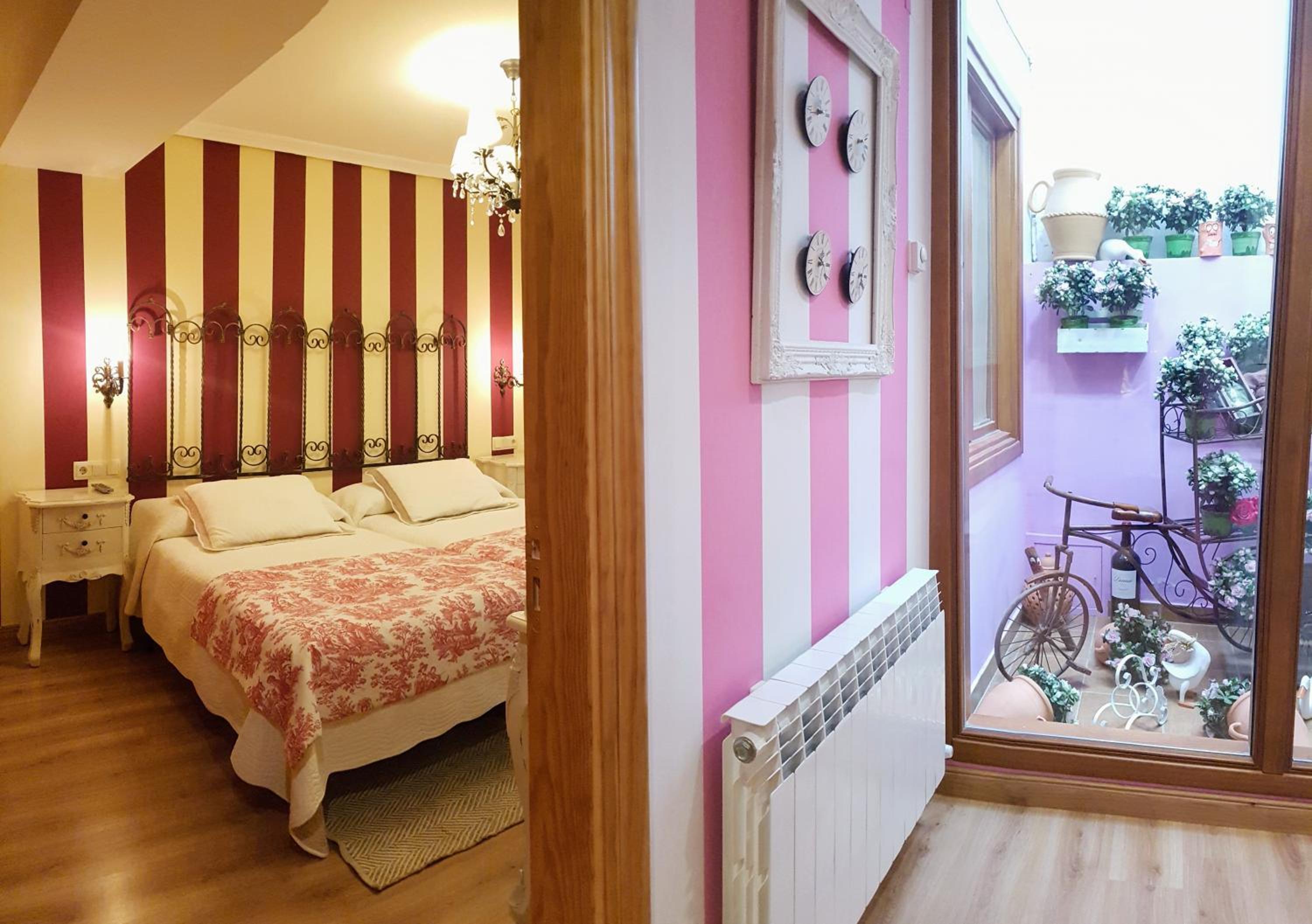 Basic Twin Room with Private Bathroom - Photo 43
