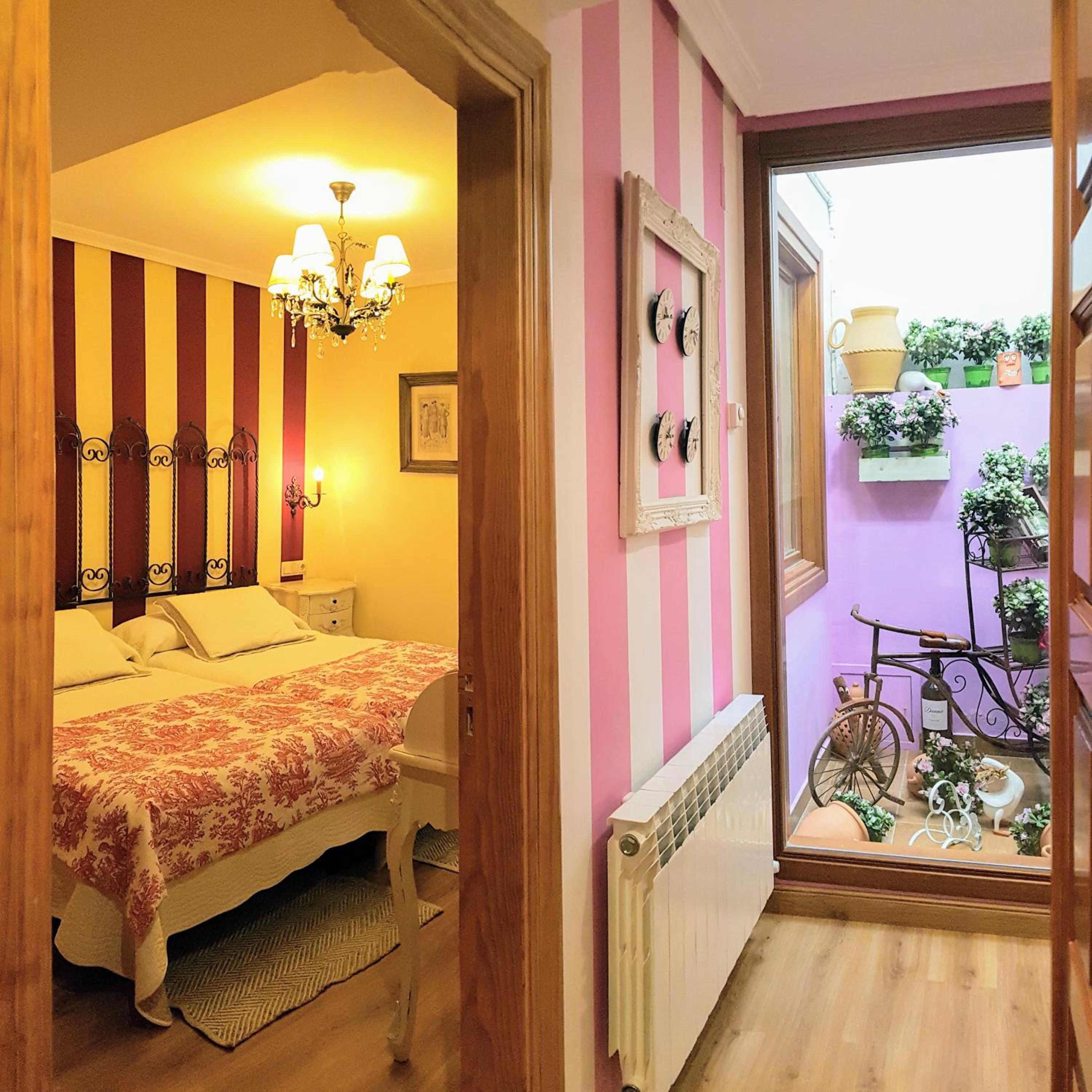 Basic Twin Room with Private Bathroom - Photo 37