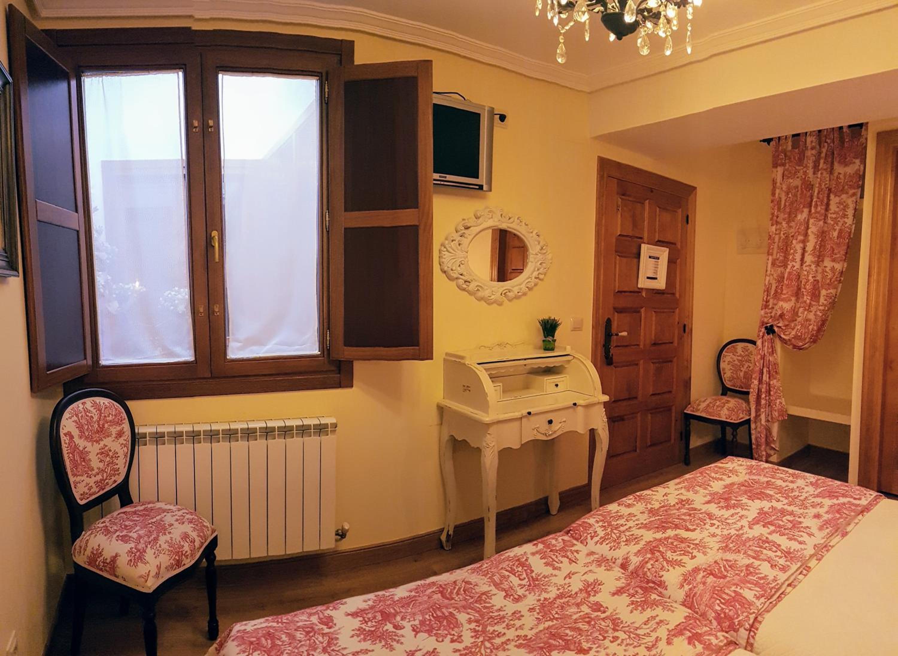 Basic Twin Room with Private Bathroom - Photo 47