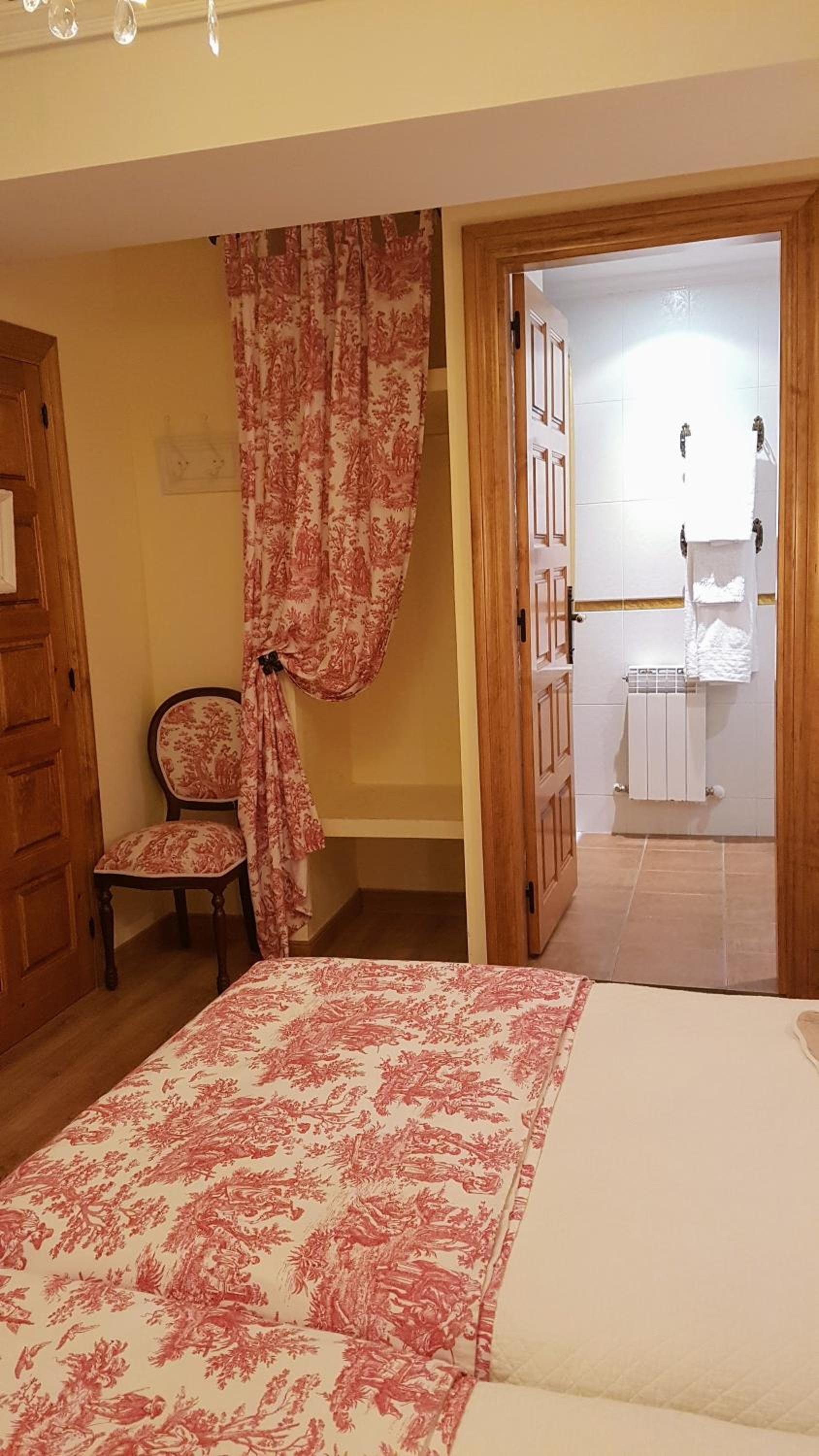 Basic Twin Room with Private Bathroom - Photo 5