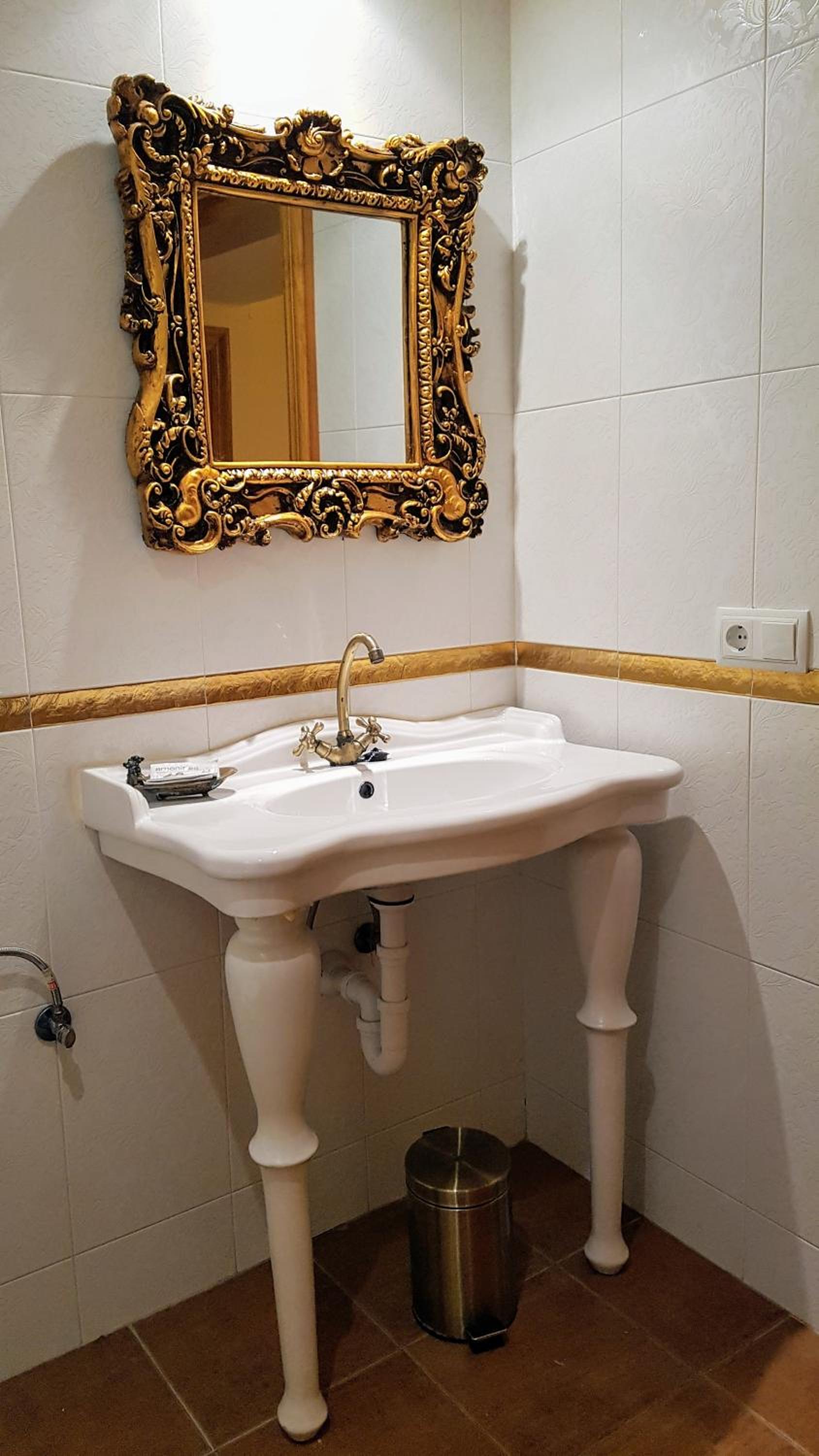 Twin Room with Private Bathroom and View - Photo 28